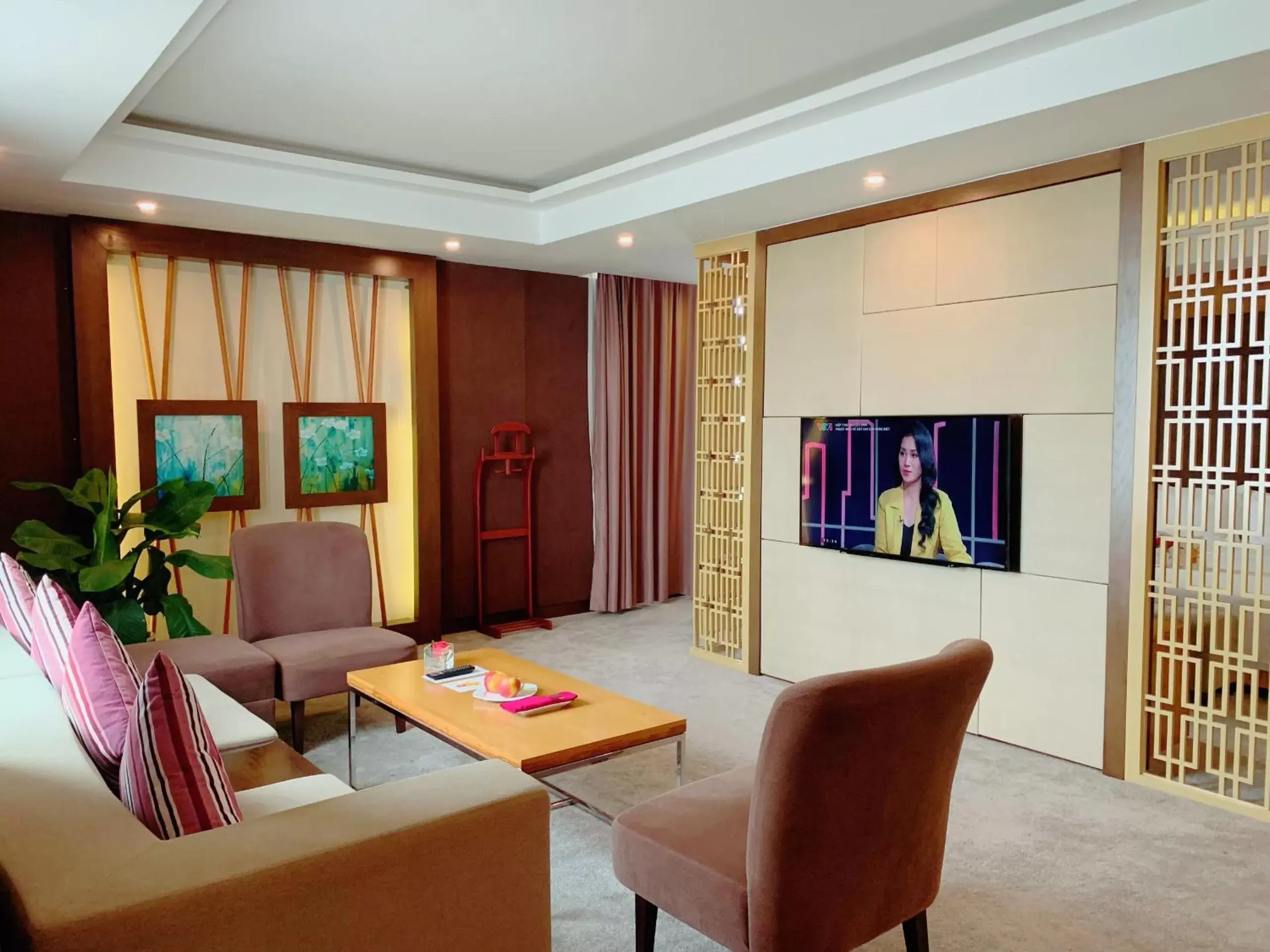 Living room, Seating Area in Muong Thanh Luxury Nhat Le Hotel