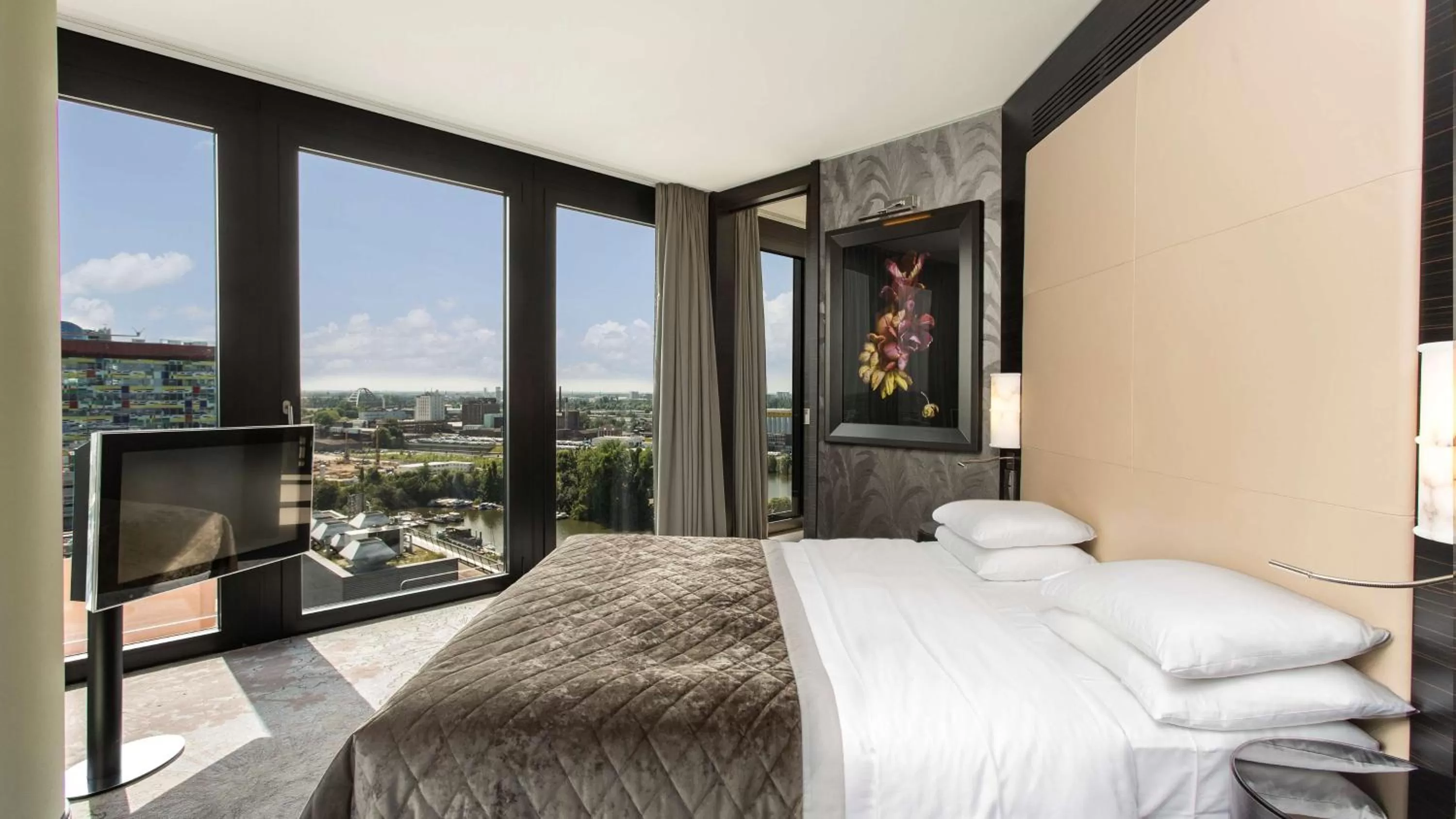 Photo of the whole room, Bed in Hyatt Regency Dusseldorf