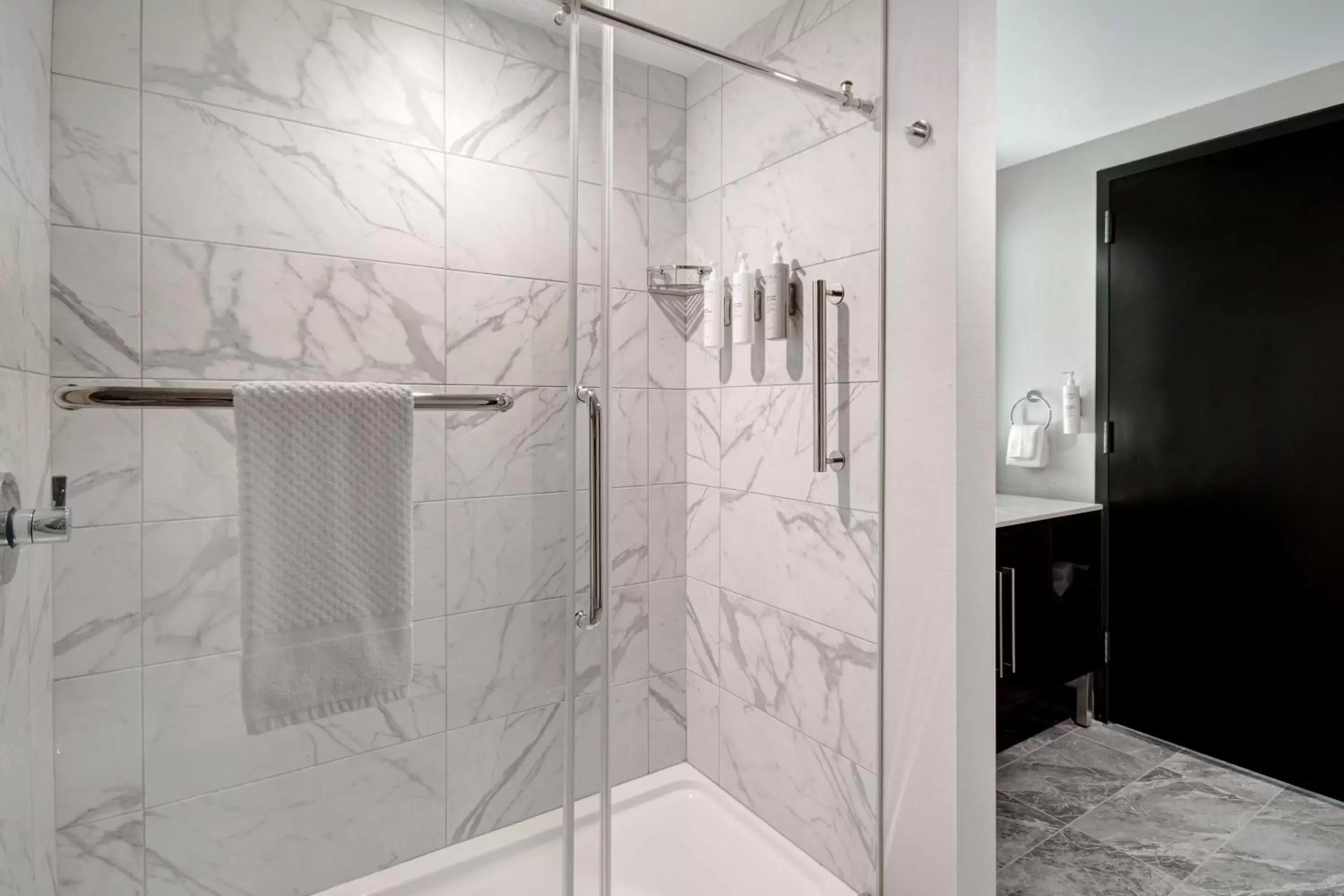 Bathroom in Embassy Suites By Hilton Alpharetta Halcyon