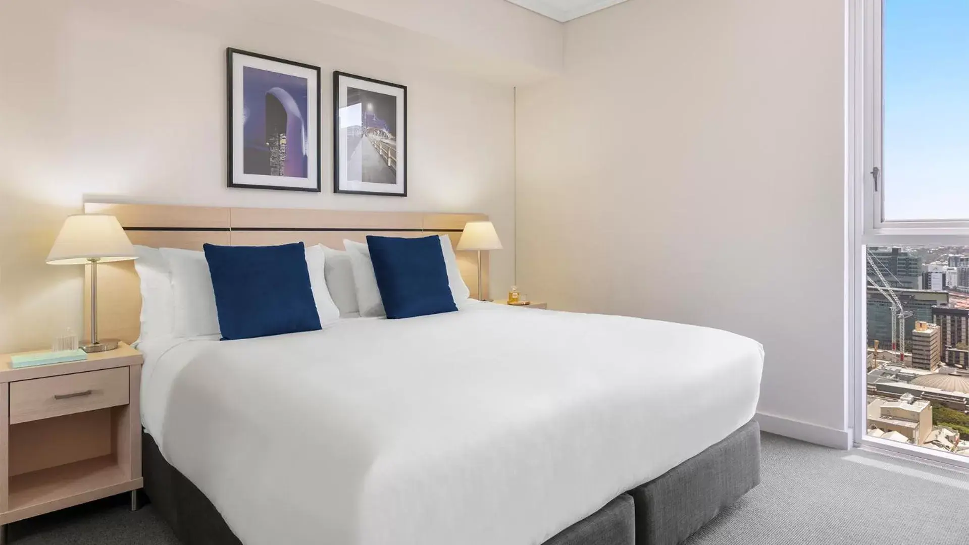 Bedroom, Bed in Oaks Brisbane Festival Suites