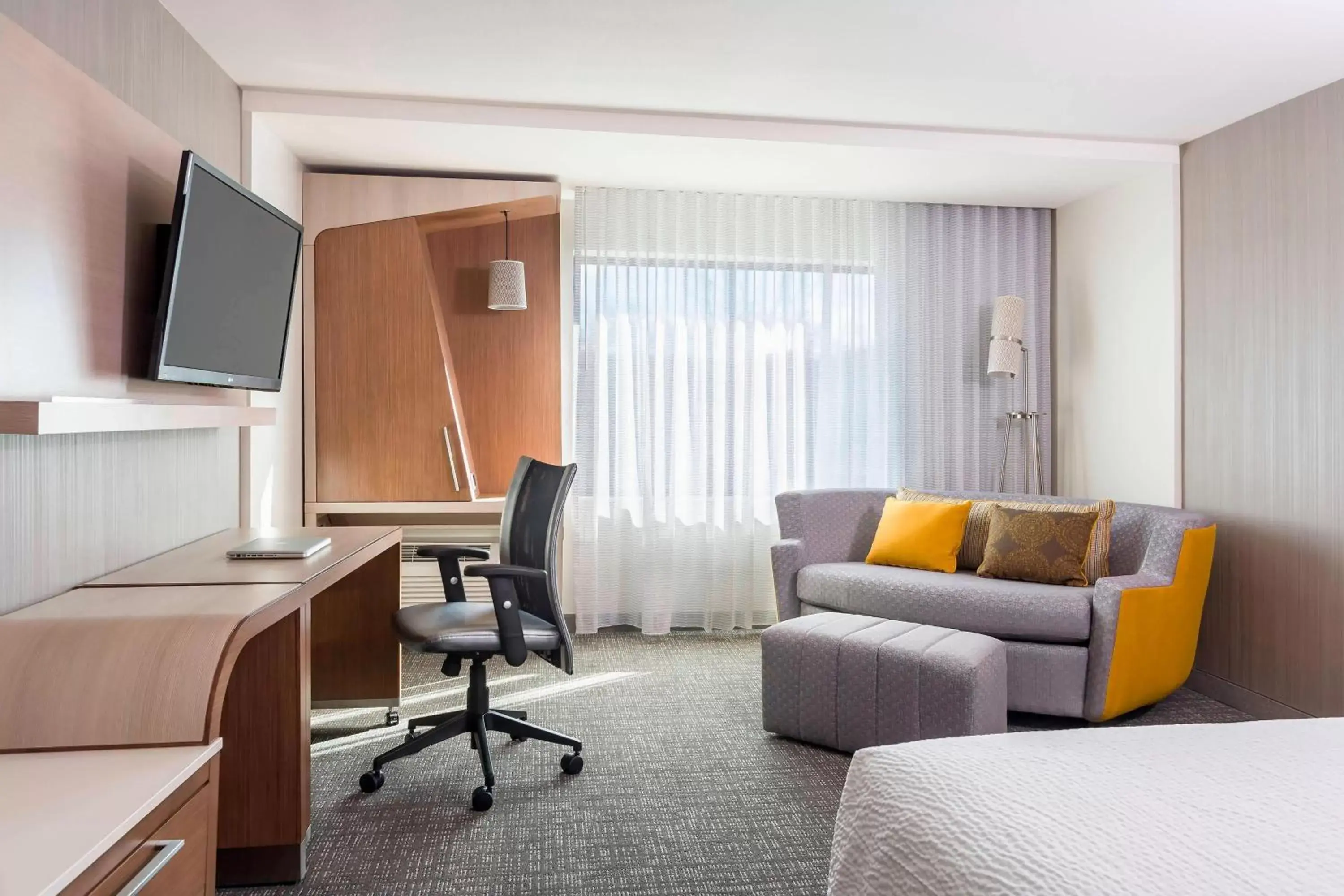 Photo of the whole room, Seating Area in Courtyard by Marriott St. Louis West County