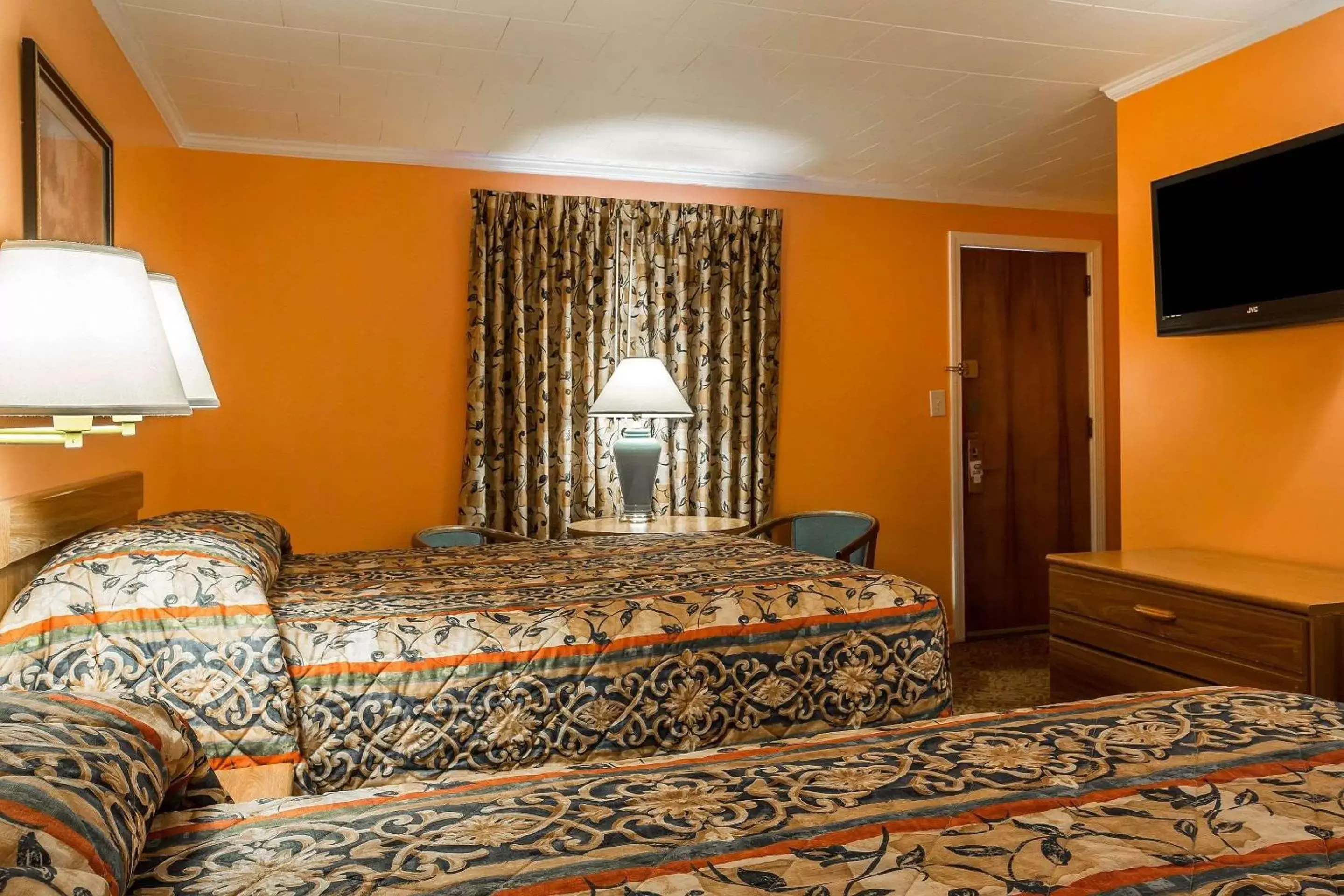 Photo of the whole room, Bed in Rodeway Inn Lincoln I-93 Photo of the whole room, Bed in Rodeway Inn Lincoln I-93