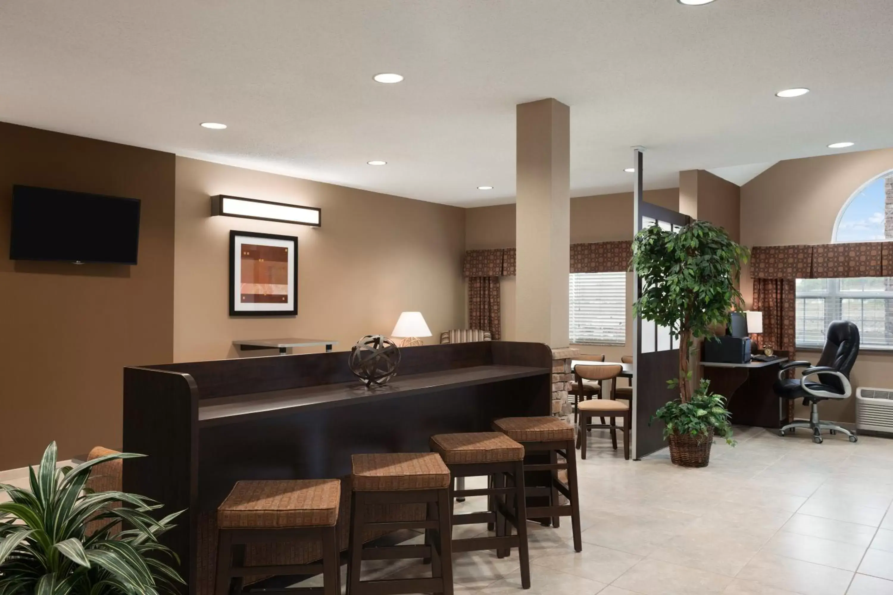 Lounge or bar, Restaurant/Places to Eat in Microtel Inn & Suites Fairmont