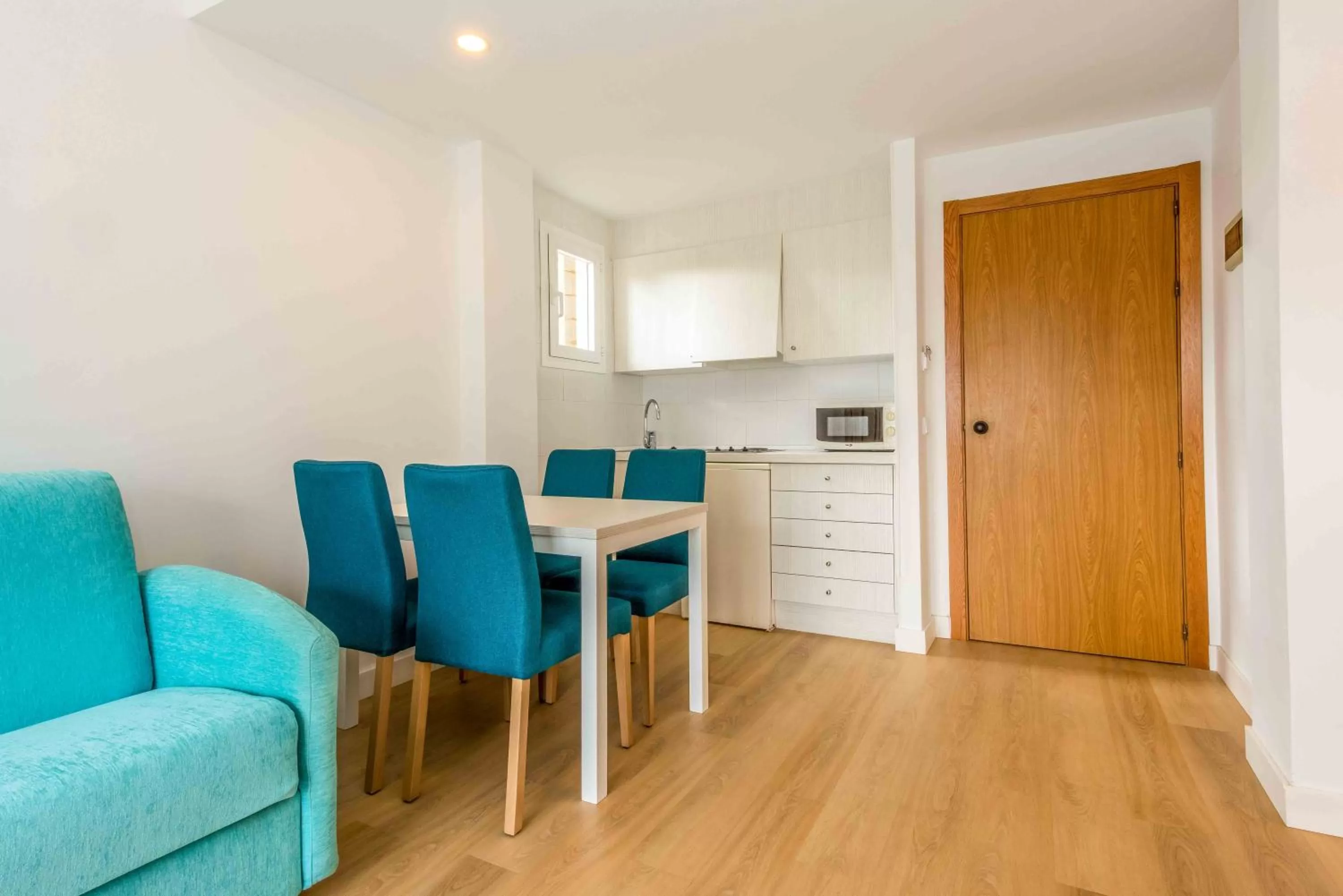 Kitchen or kitchenette, Kitchen/Kitchenette in Valentin Park Club