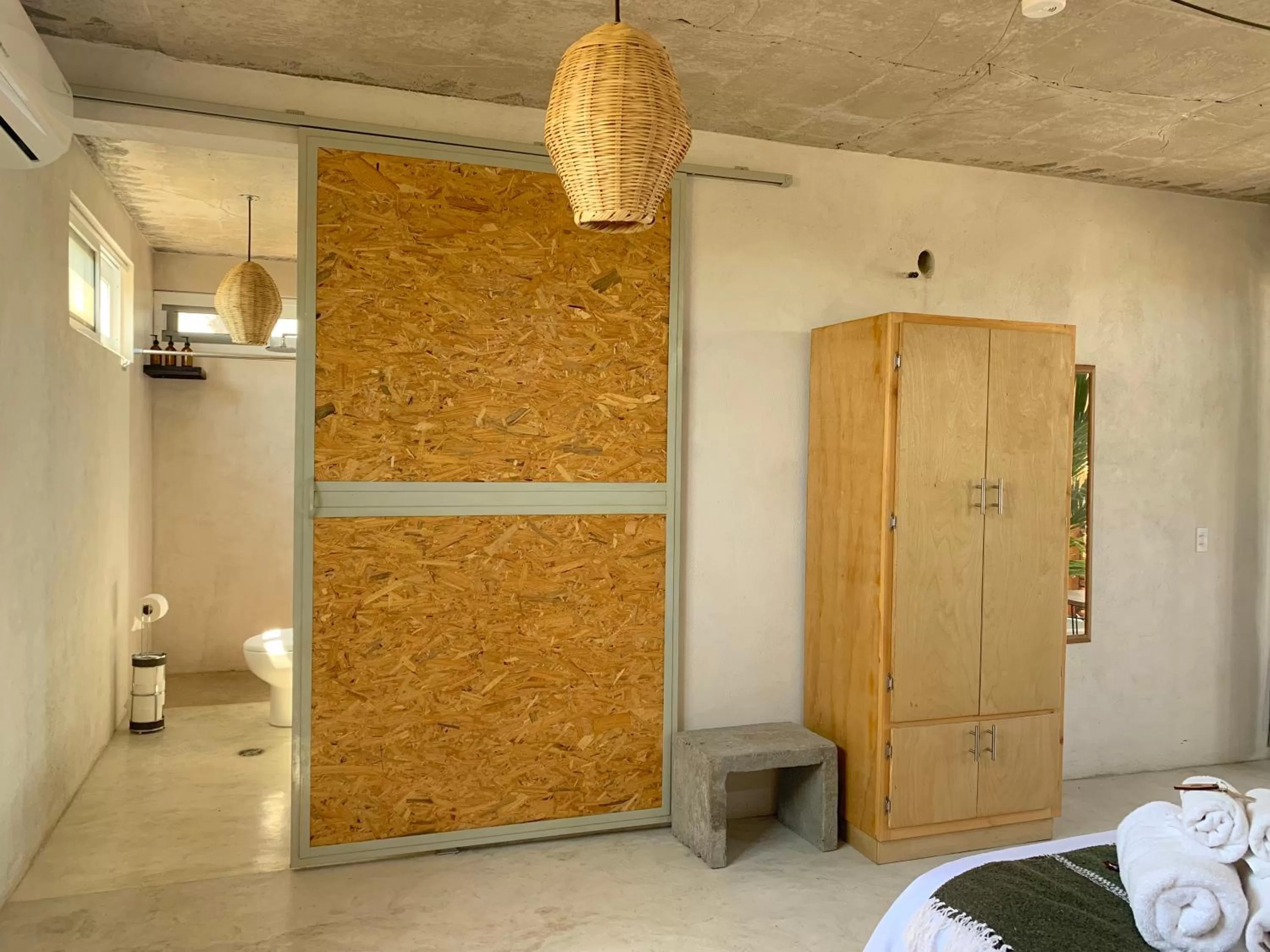 wardrobe, Bathroom in Perro Surfero Hotel