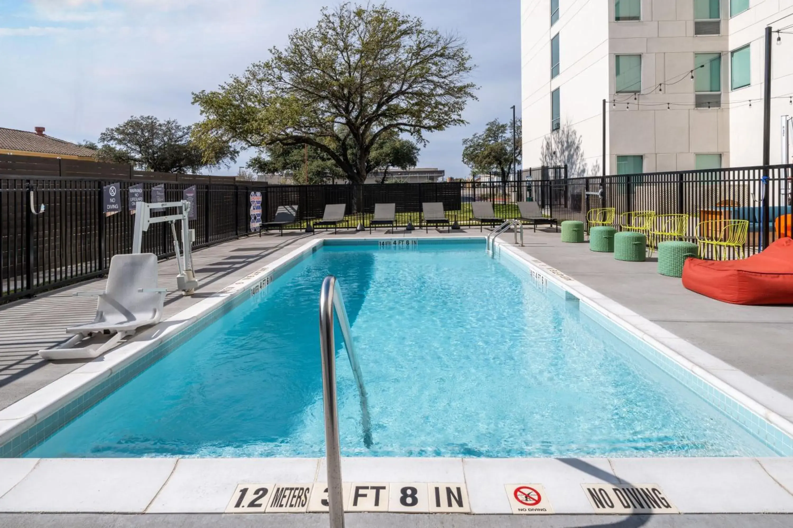 Fitness centre/facilities, Swimming Pool in Aloft Austin South