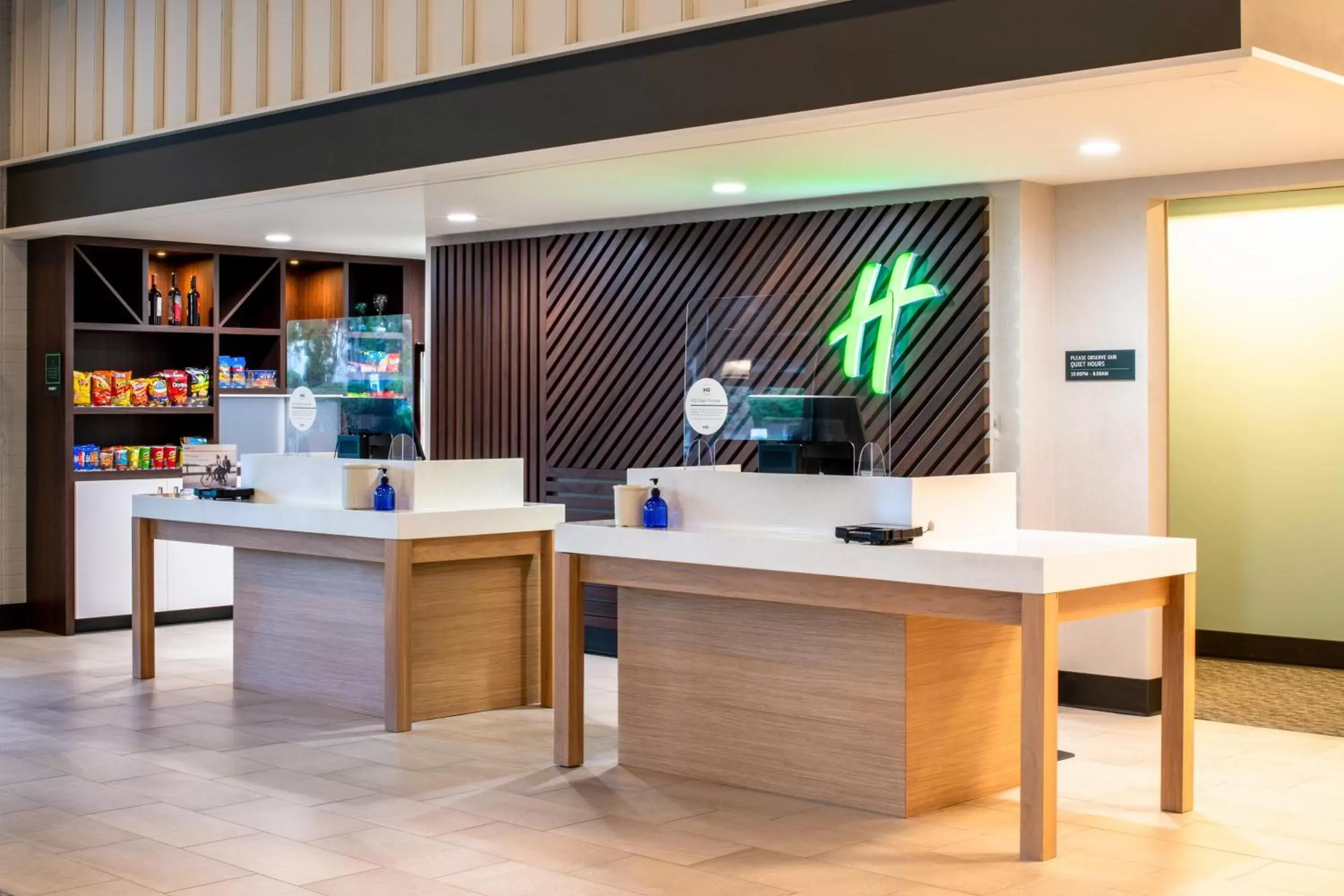 On-site shops, Lobby/Reception in Holiday Inn Richland on the River, an IHG Hotel