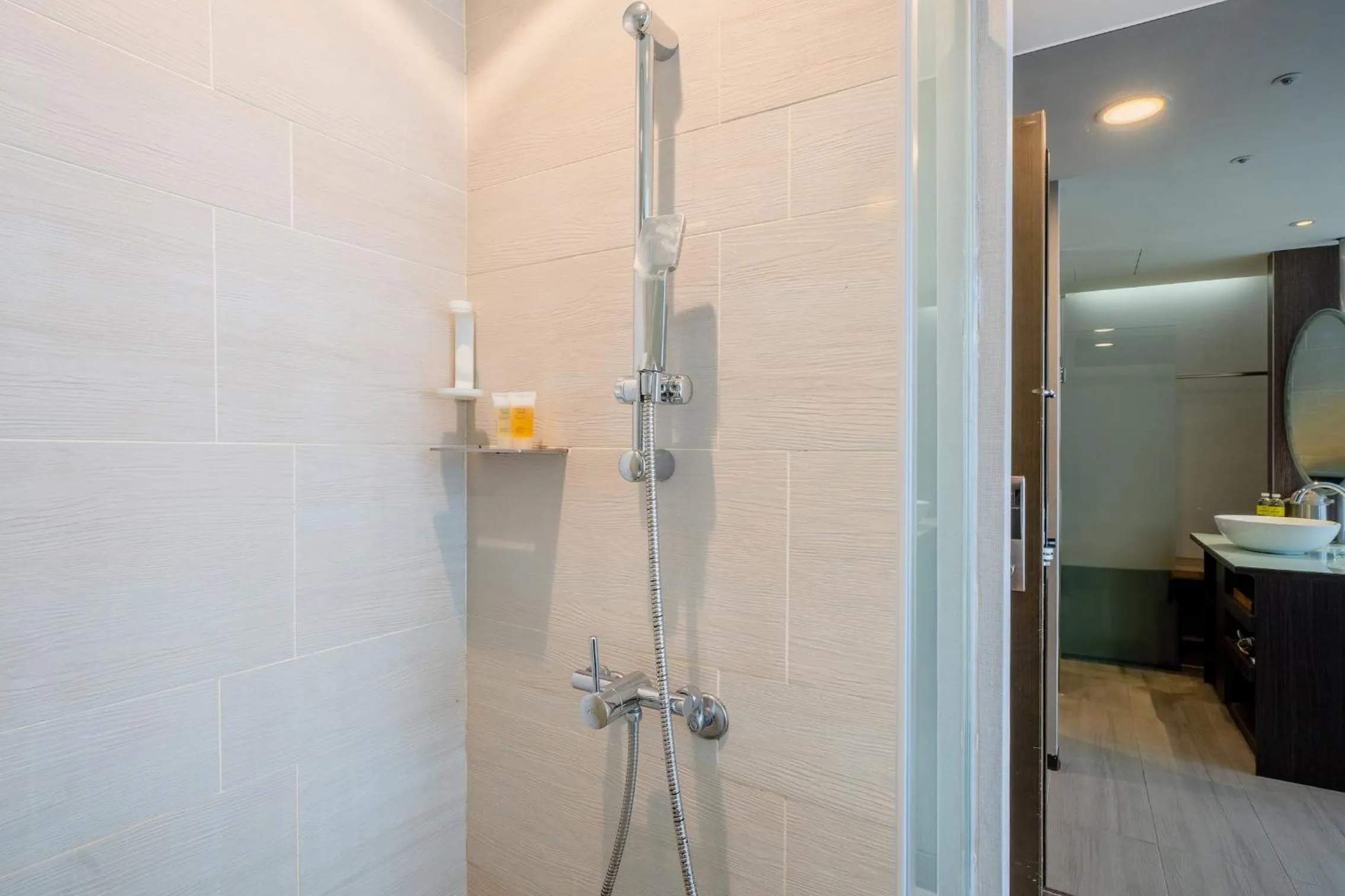 Shower in CHECK inn Taipei Xinyi