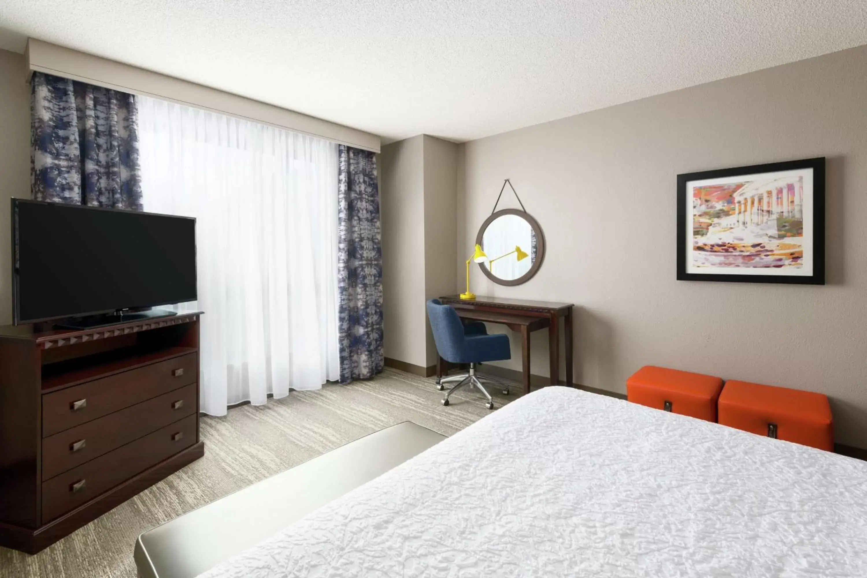 Bedroom, TV/Entertainment Center in Hampton Inn & Suites National Harbor/Alexandria Area