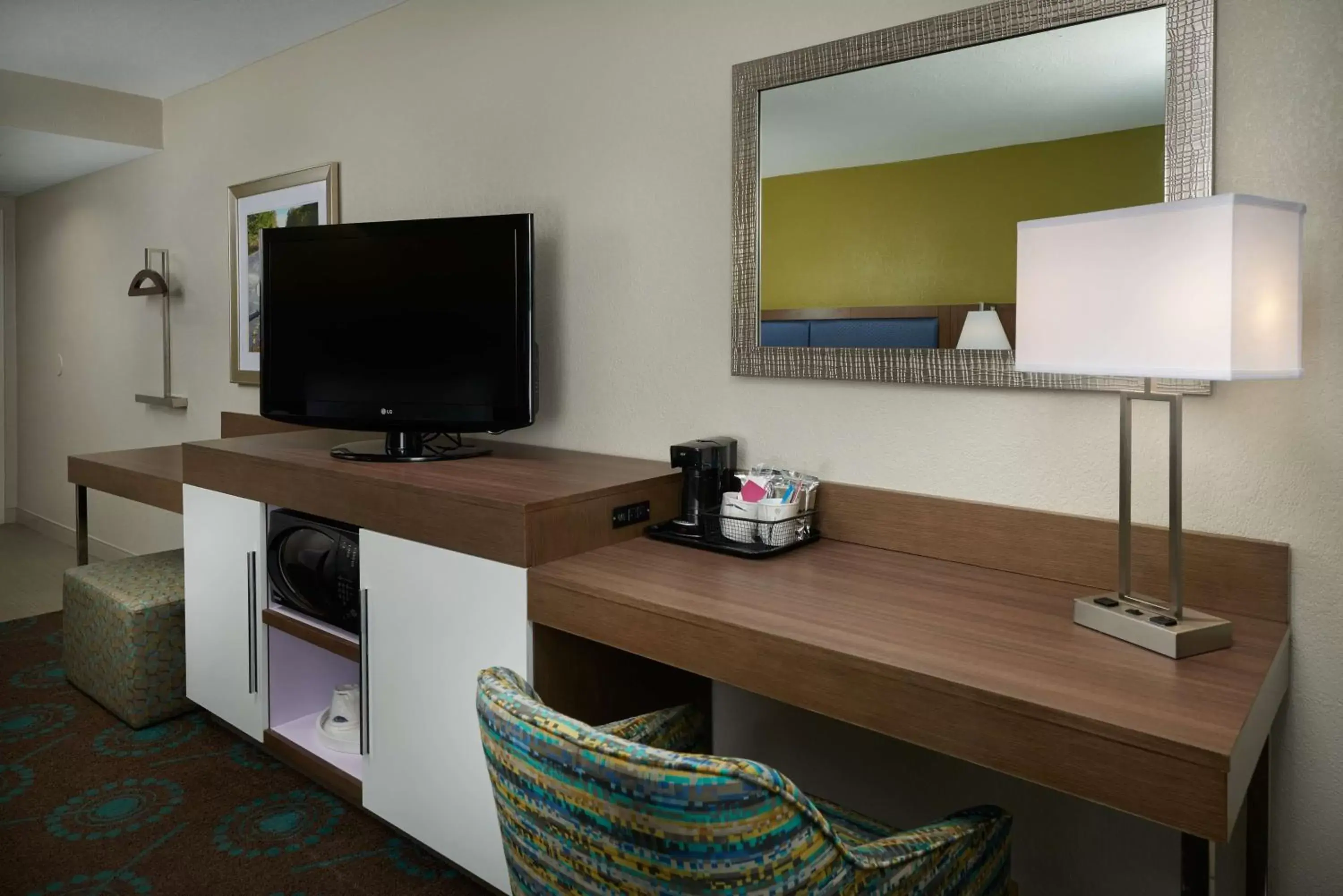 Bedroom, TV/Entertainment Center in Hampton Inn Goldsboro