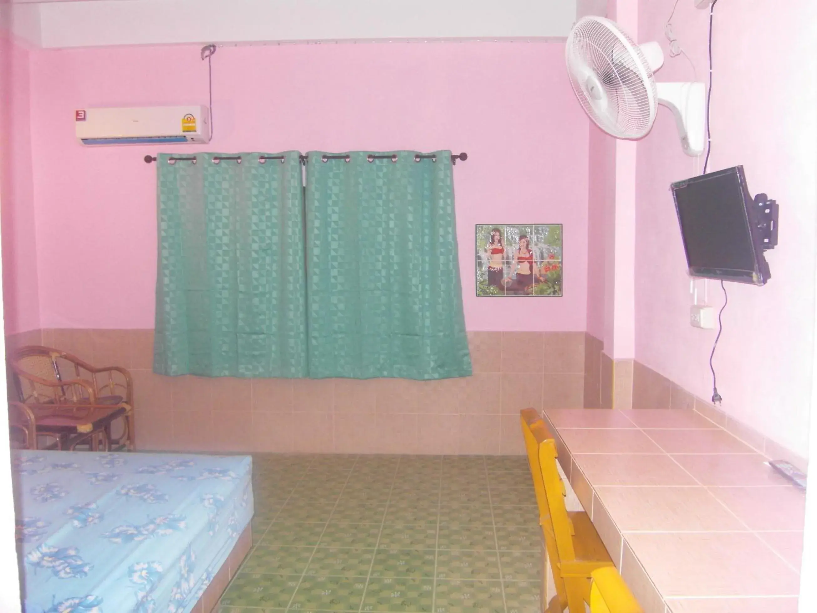 Superior Triple Room in Rueang Sri Siri Guesthouse