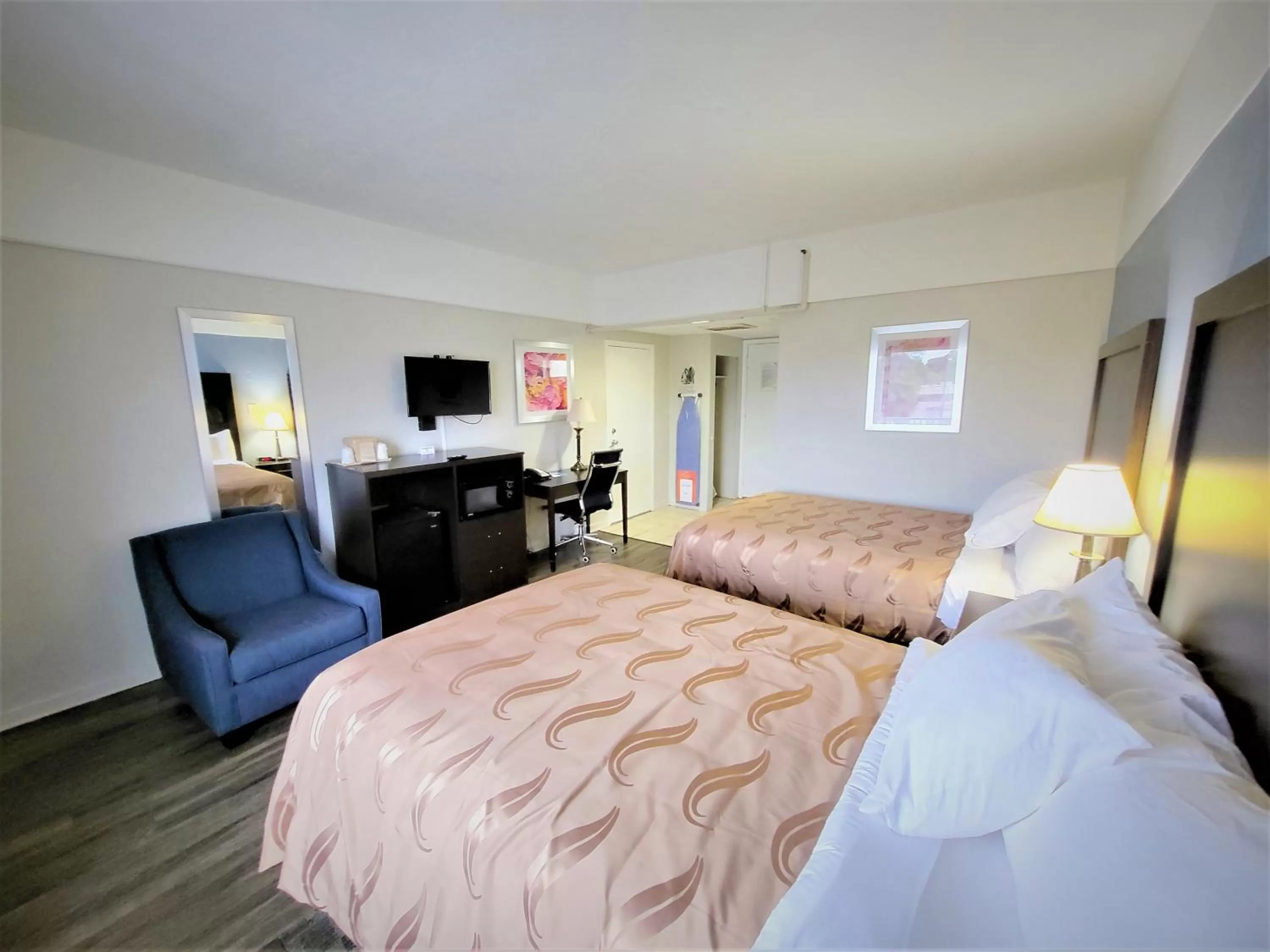 Photo of the whole room in Rodeway Inn Norfolk