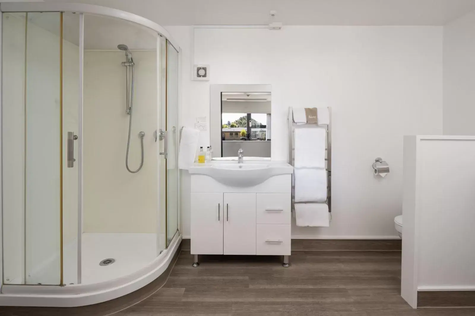 Bathroom in Harbour View Motel