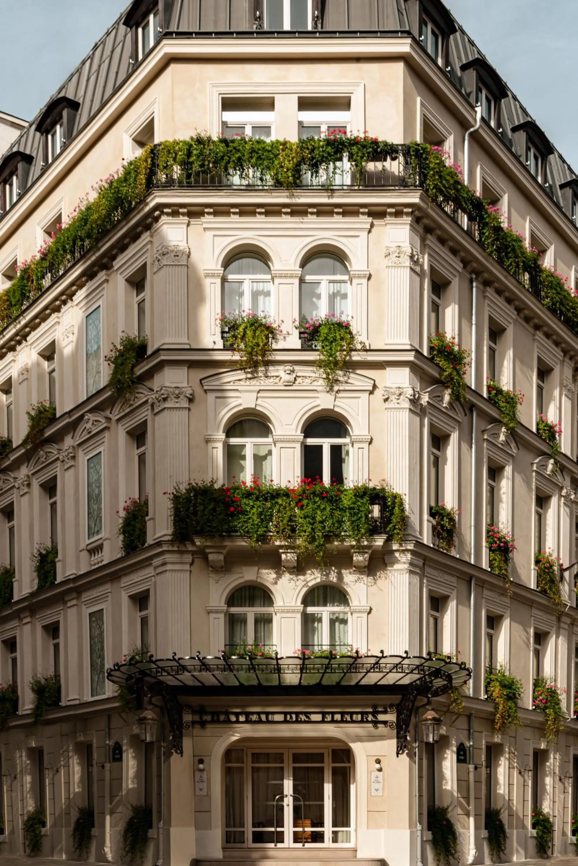 Property building in Château des Fleurs Hôtel & Spa Paris