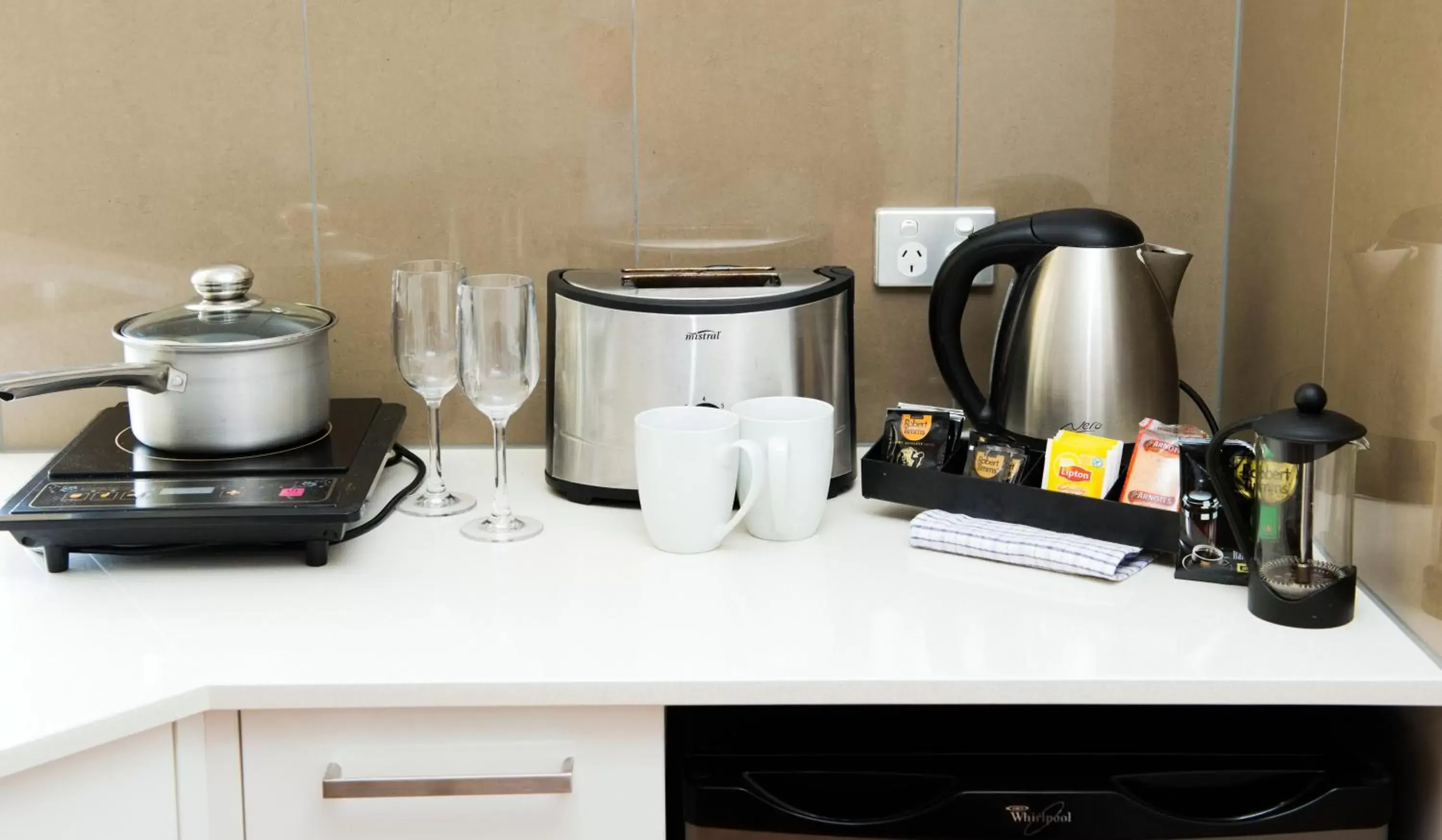 Kitchen or kitchenette, Coffee/Tea Facilities in Noosa Sun Motel