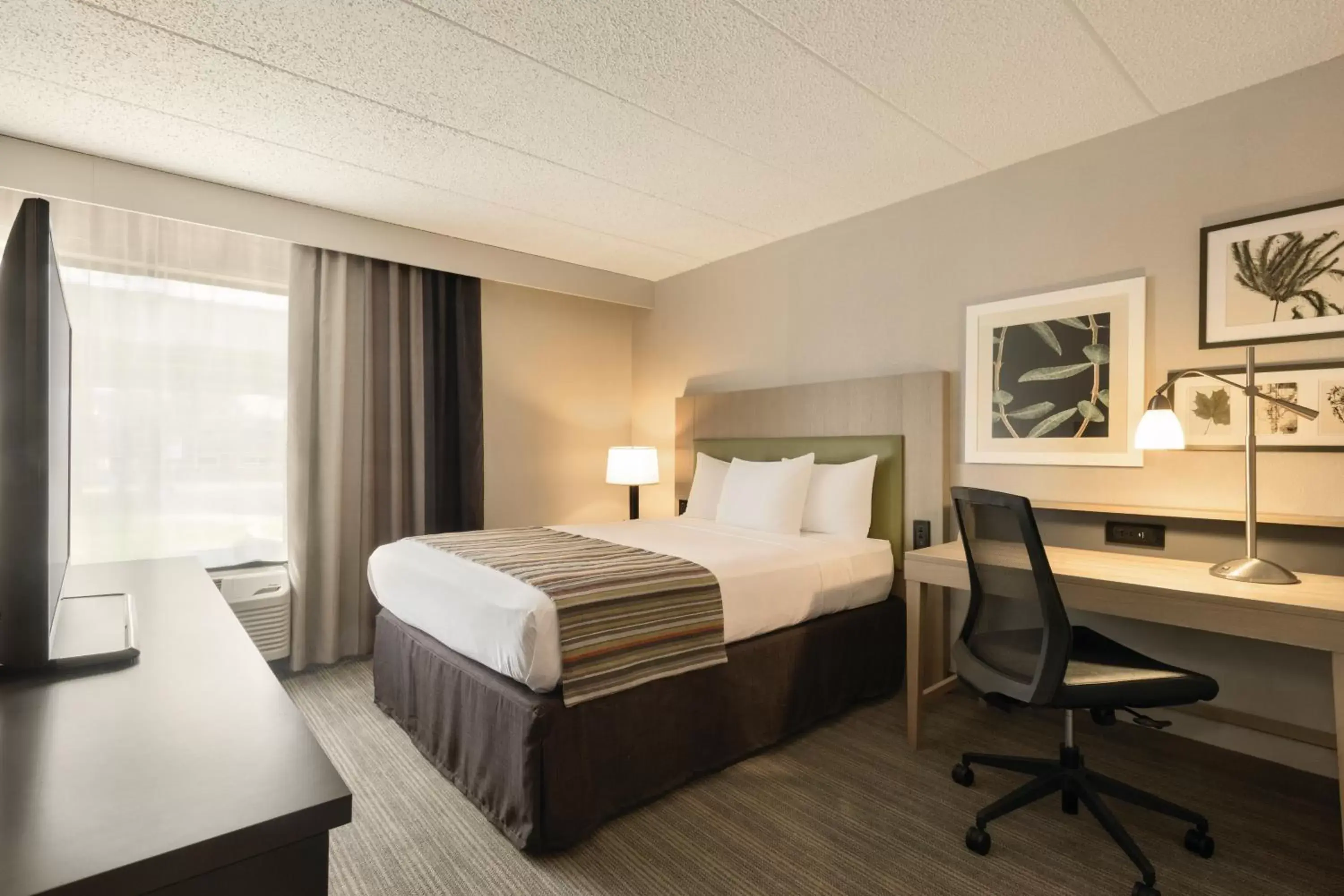 Bed in Country Inn & Suites by Radisson, La Crosse, WI