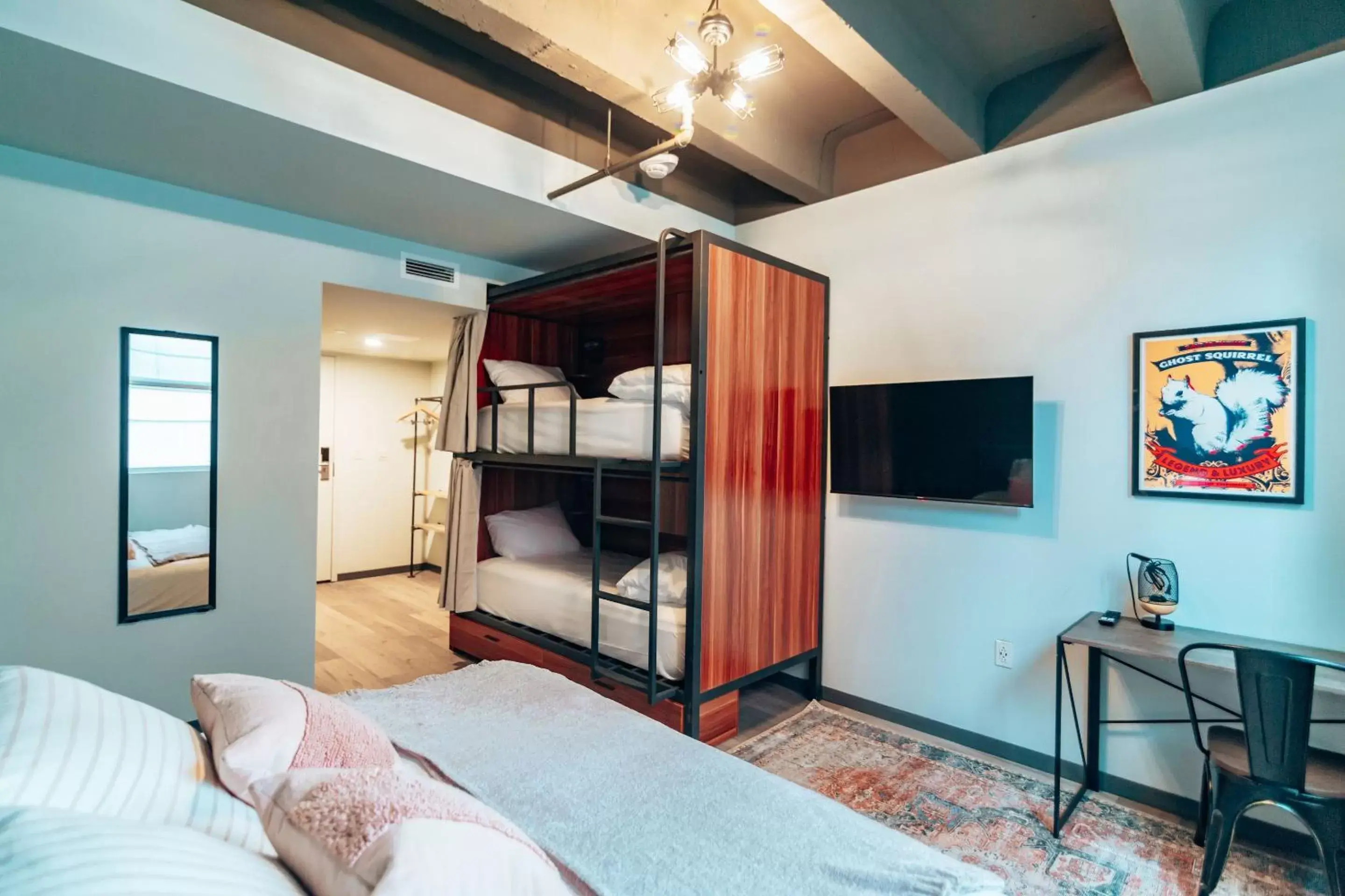 bunk bed, TV/Entertainment Center in Union Market Hotel