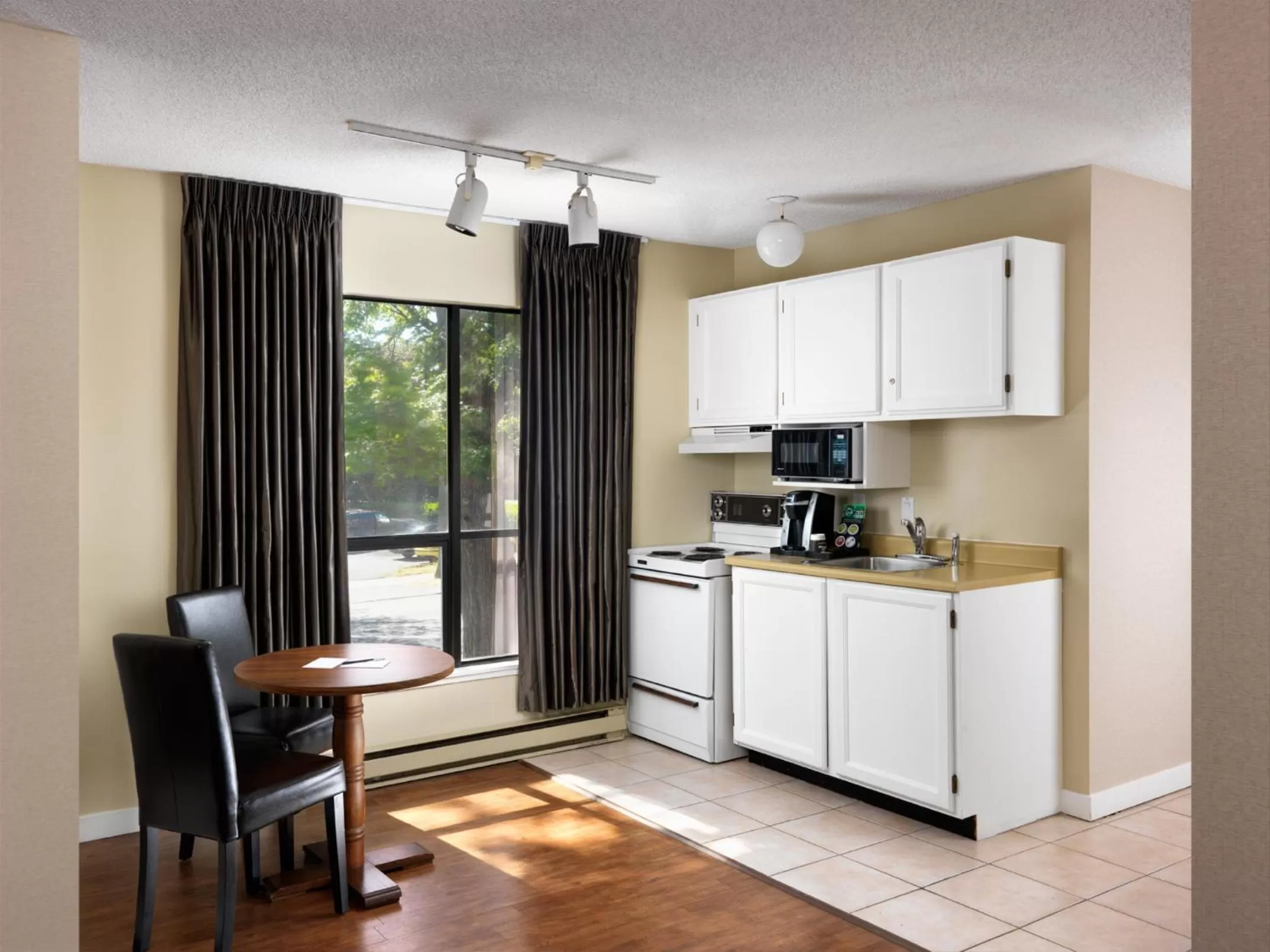 Kitchen or kitchenette in Huntingdon Hotel and Suites