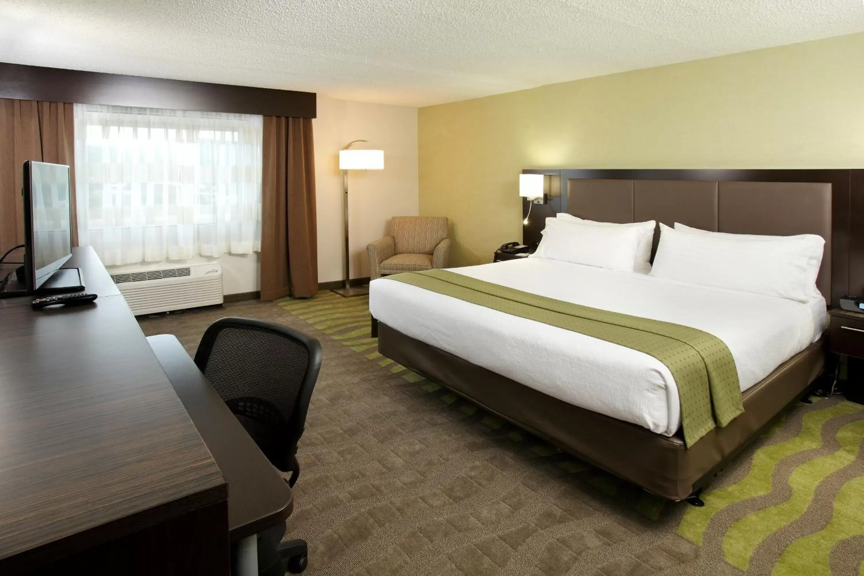 Photo of the whole room, Bed in Holiday Inn Wilkes Barre - East Mountain, an IHG Hotel