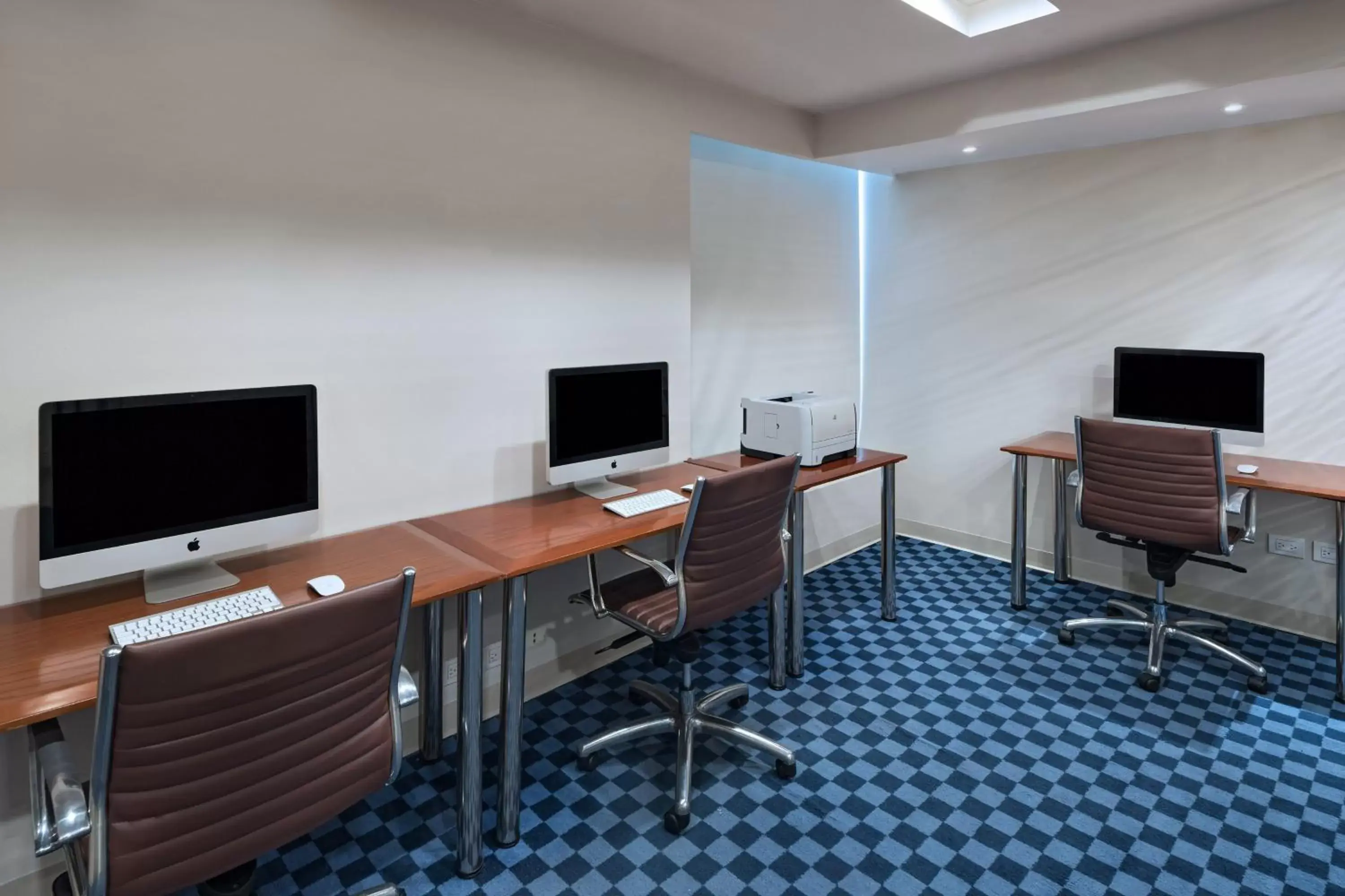 Meeting/conference room, TV/Entertainment Center in Four Points by Sheraton Monterrey Linda Vista