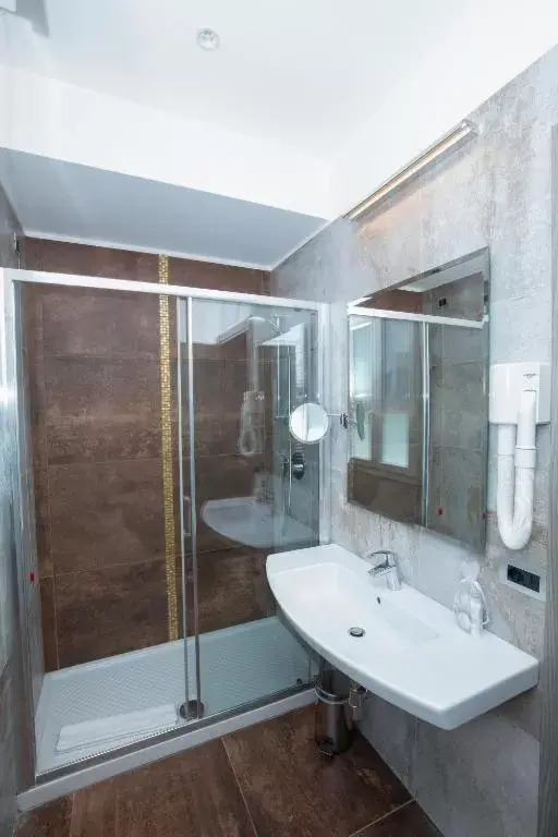 Shower, Bathroom in Hotel Baby