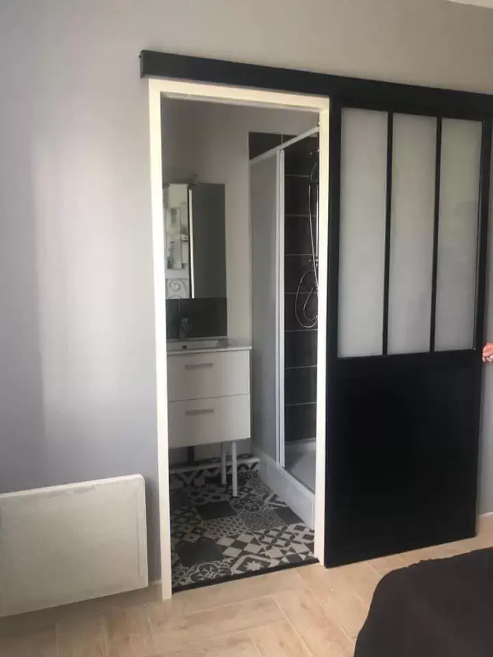 Bathroom, TV/Entertainment Center in chambres d'hotes Labatut