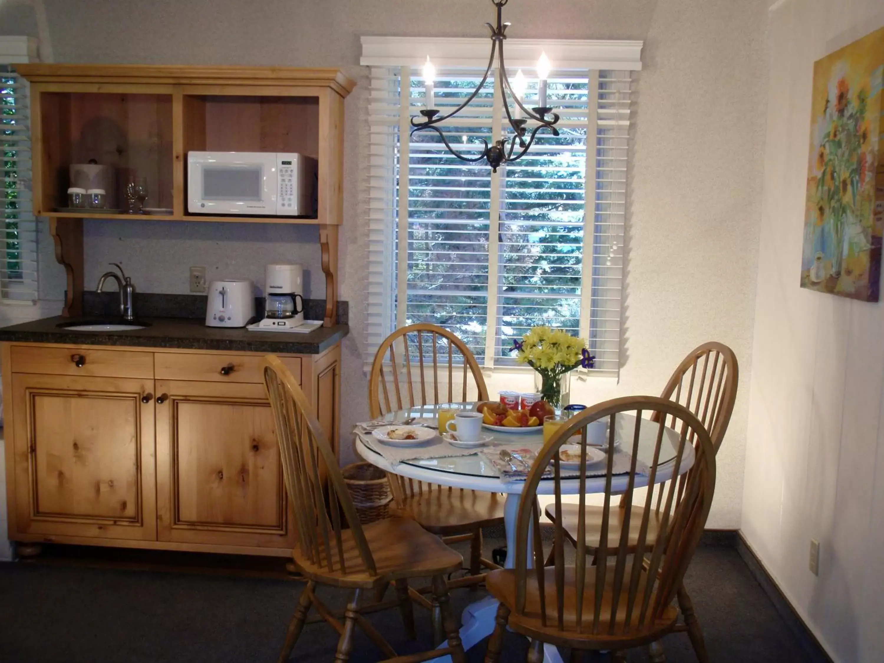 Kitchen or kitchenette, Dining Area in Horizon Inn & Ocean View Lodge
