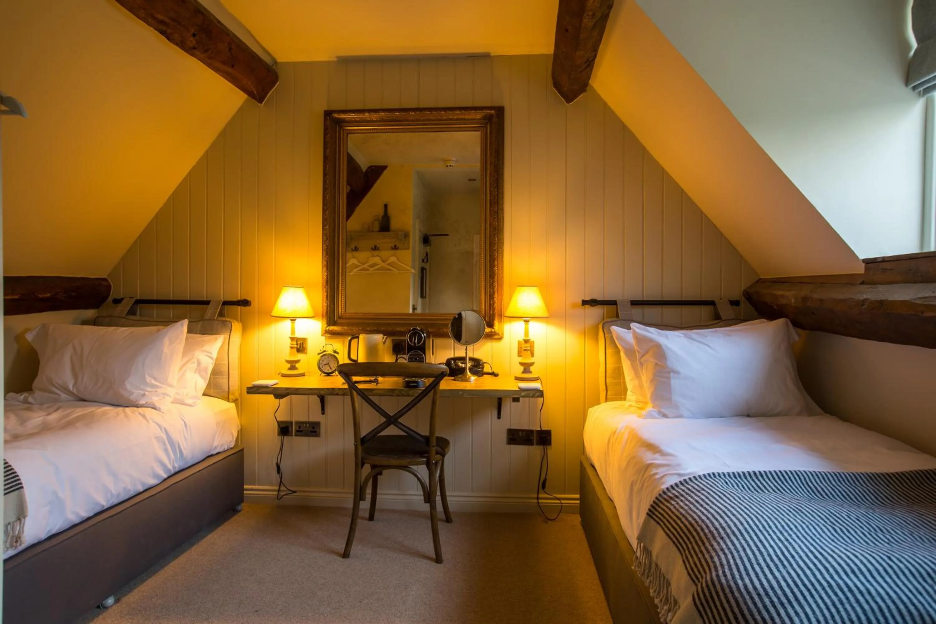 Bedroom, Bed in The Frogmill Hotel