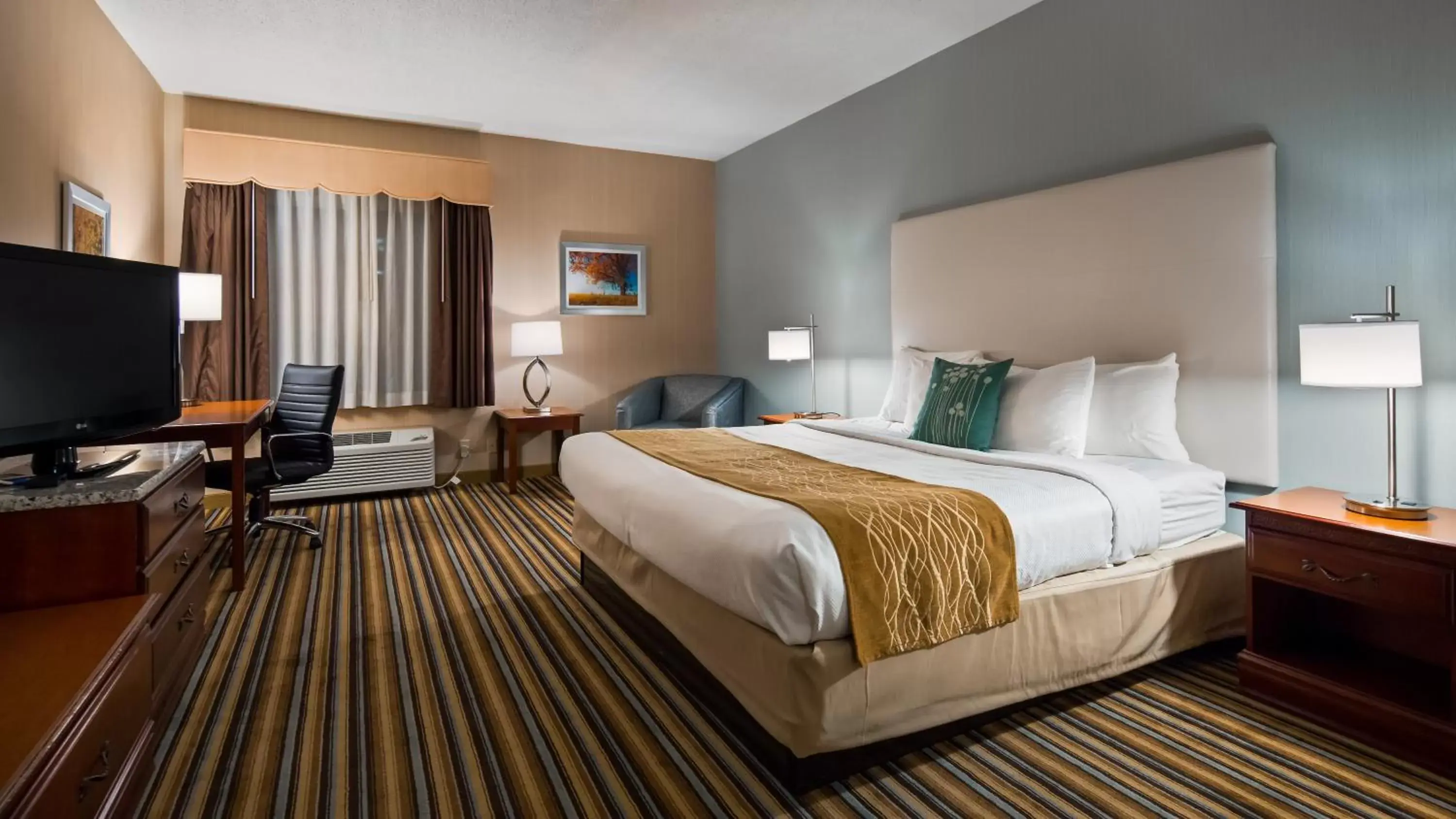 Bed in Best Western Plus New England Inn & Suites