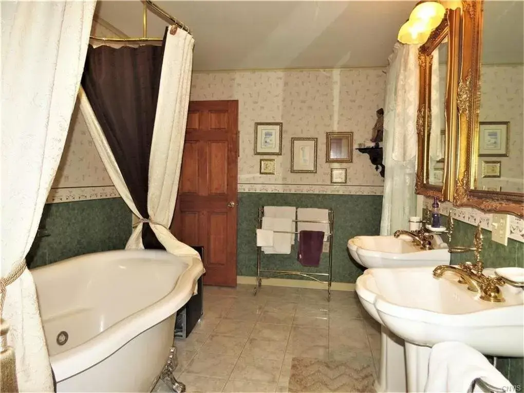Bathroom in Raindrops On Roses Bed & Breakfast
