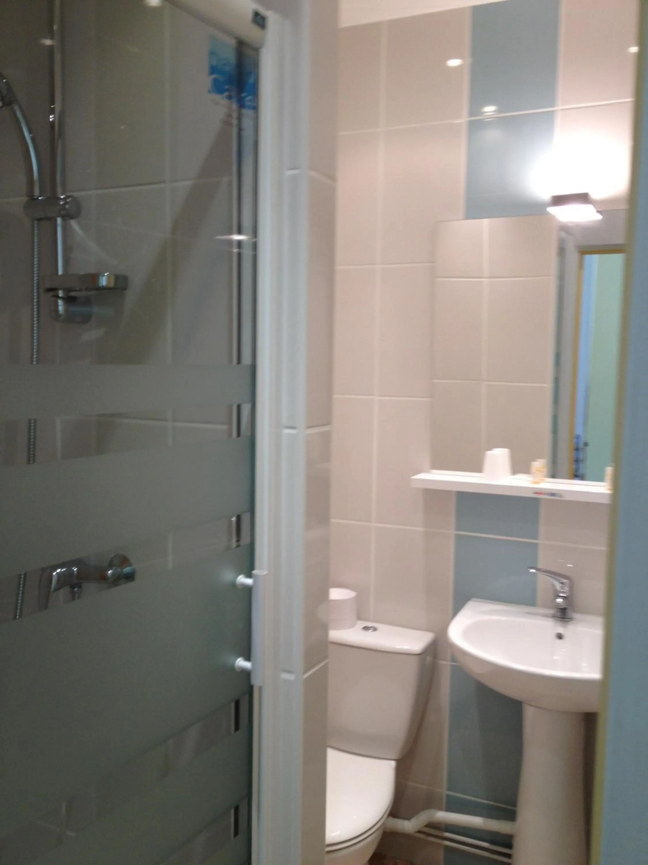 Bathroom in Hotel Couleurs Sud Centre-ville Gare Charleville-Mézières