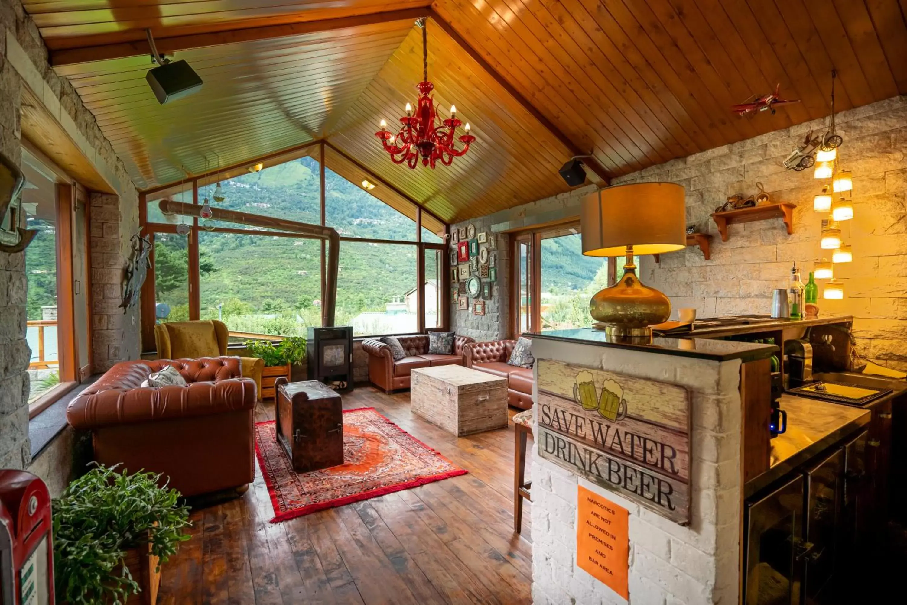 Lounge or bar in Larisa Resort Manali