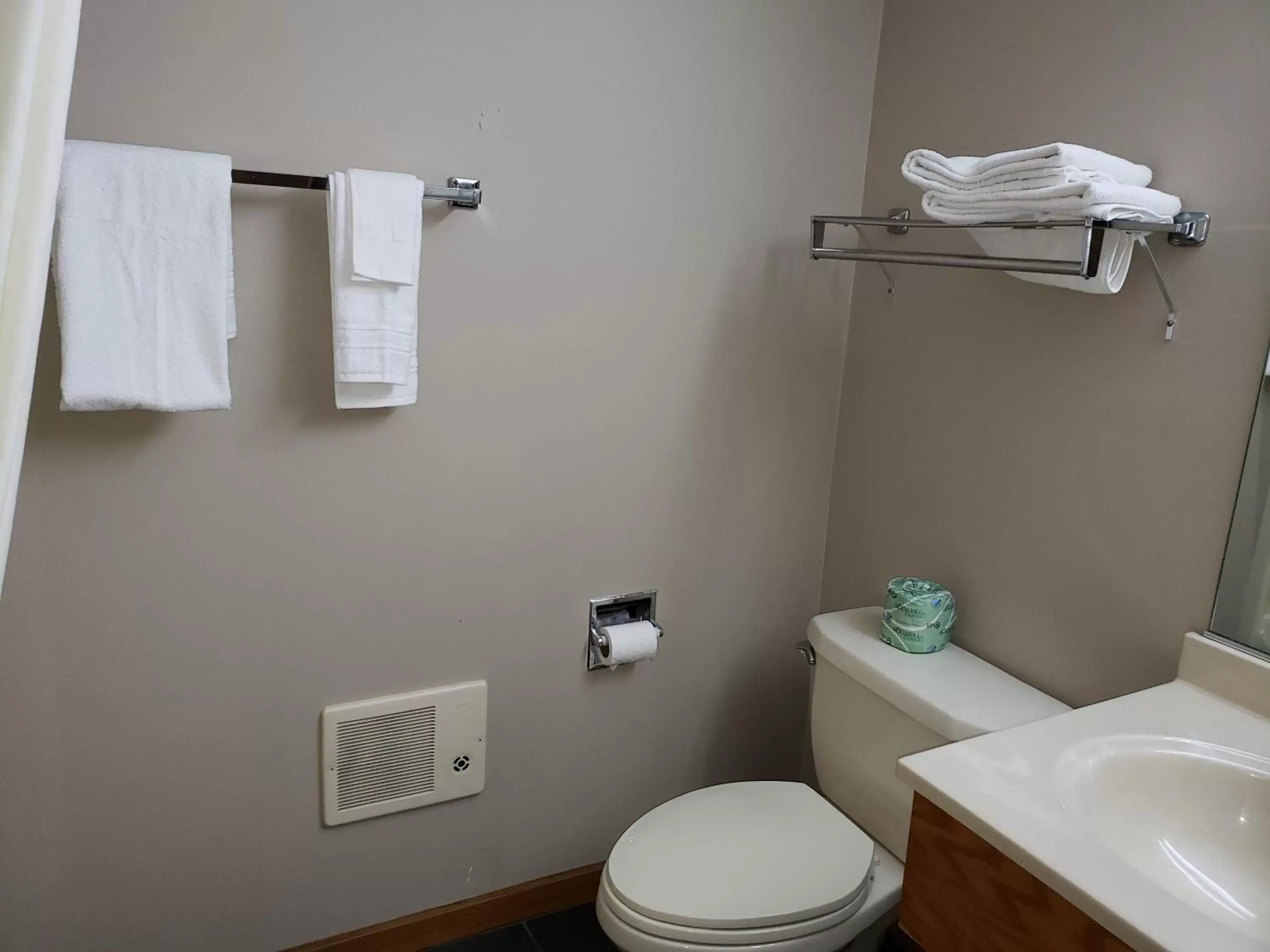 Bathroom in Super 8 by Wyndham Watseka