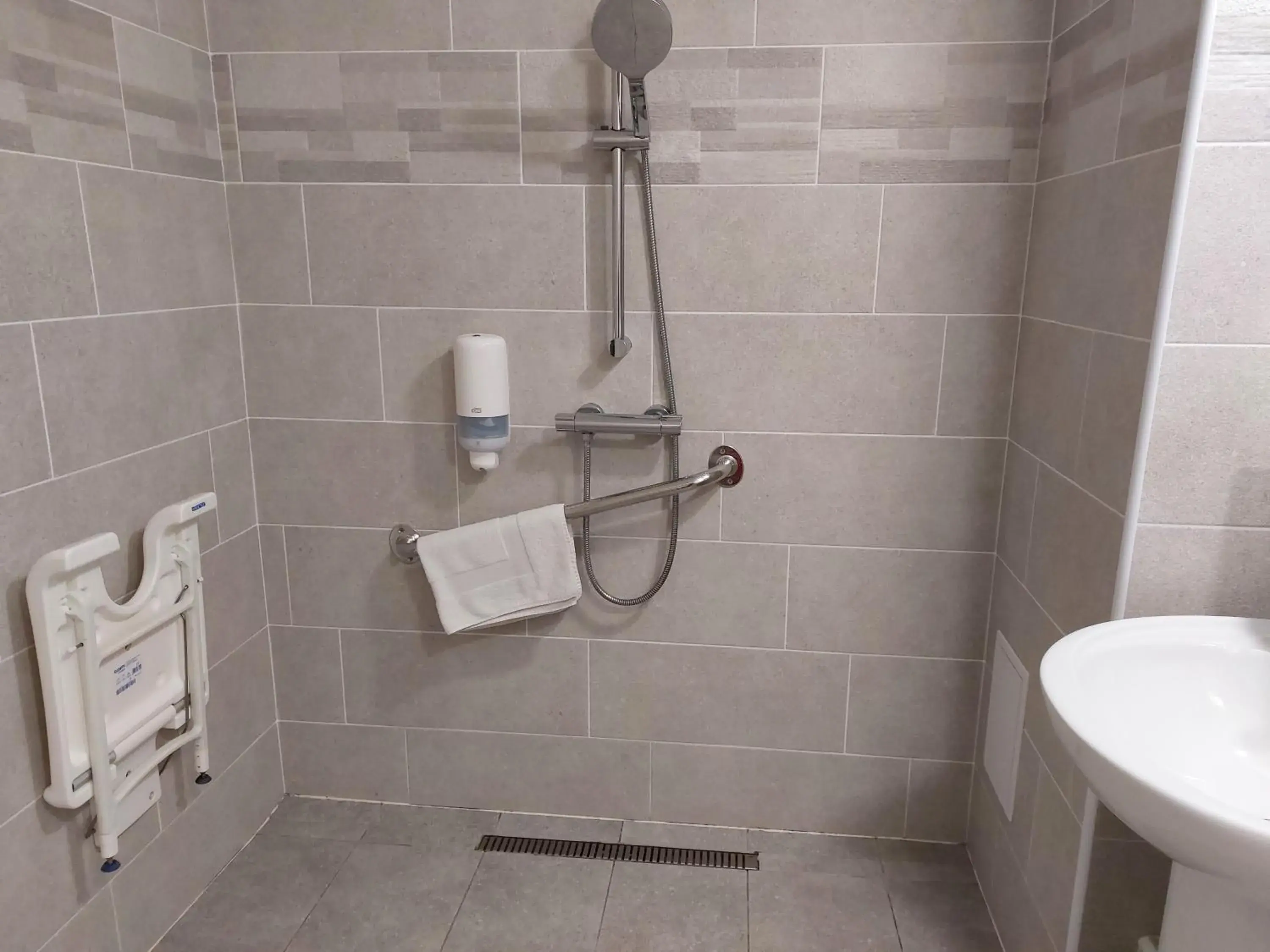Shower, Bathroom in Brit Hotel Bosquet Carcassonne Cit