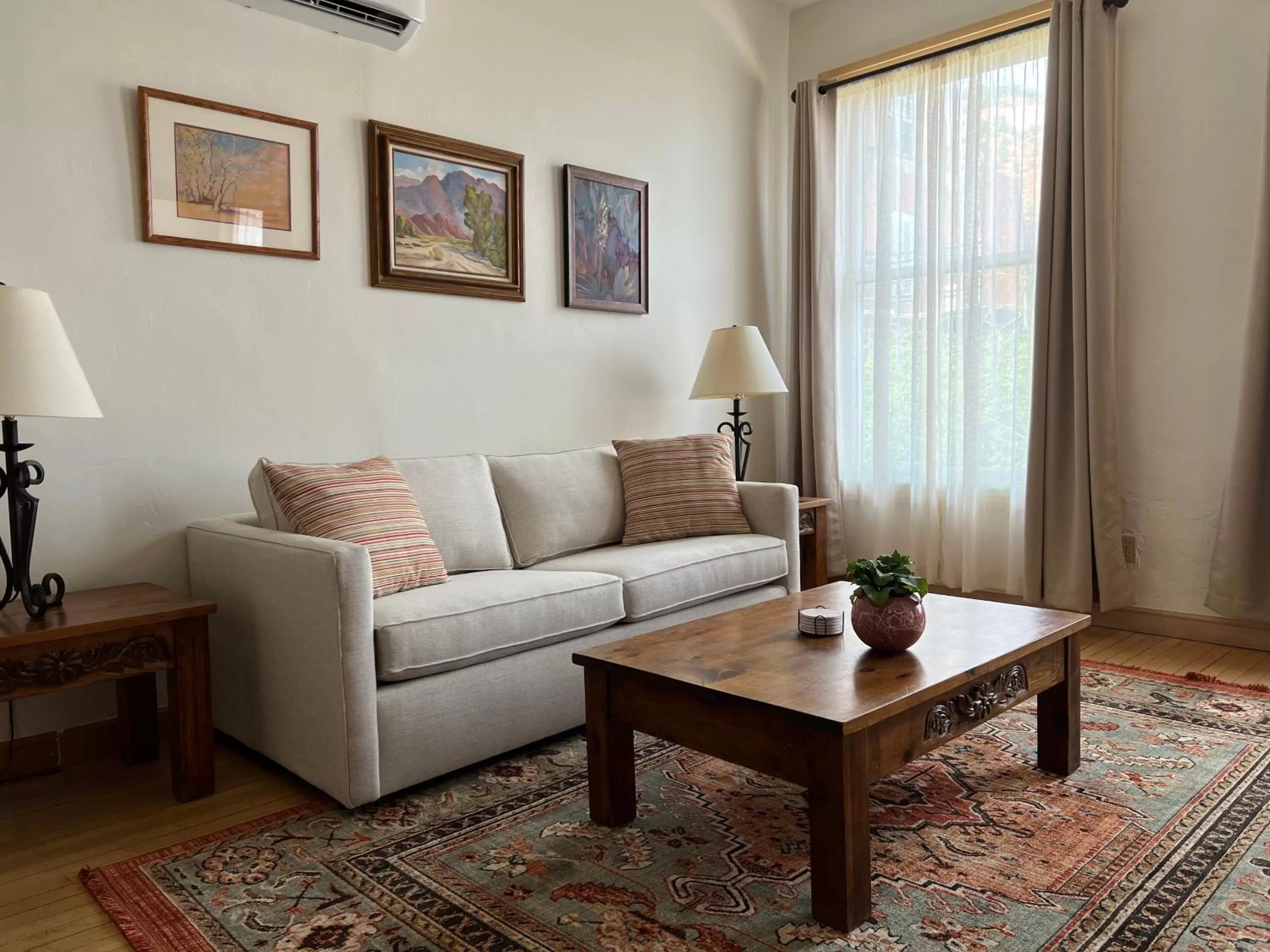 Living room in Canyon Rose Hotel