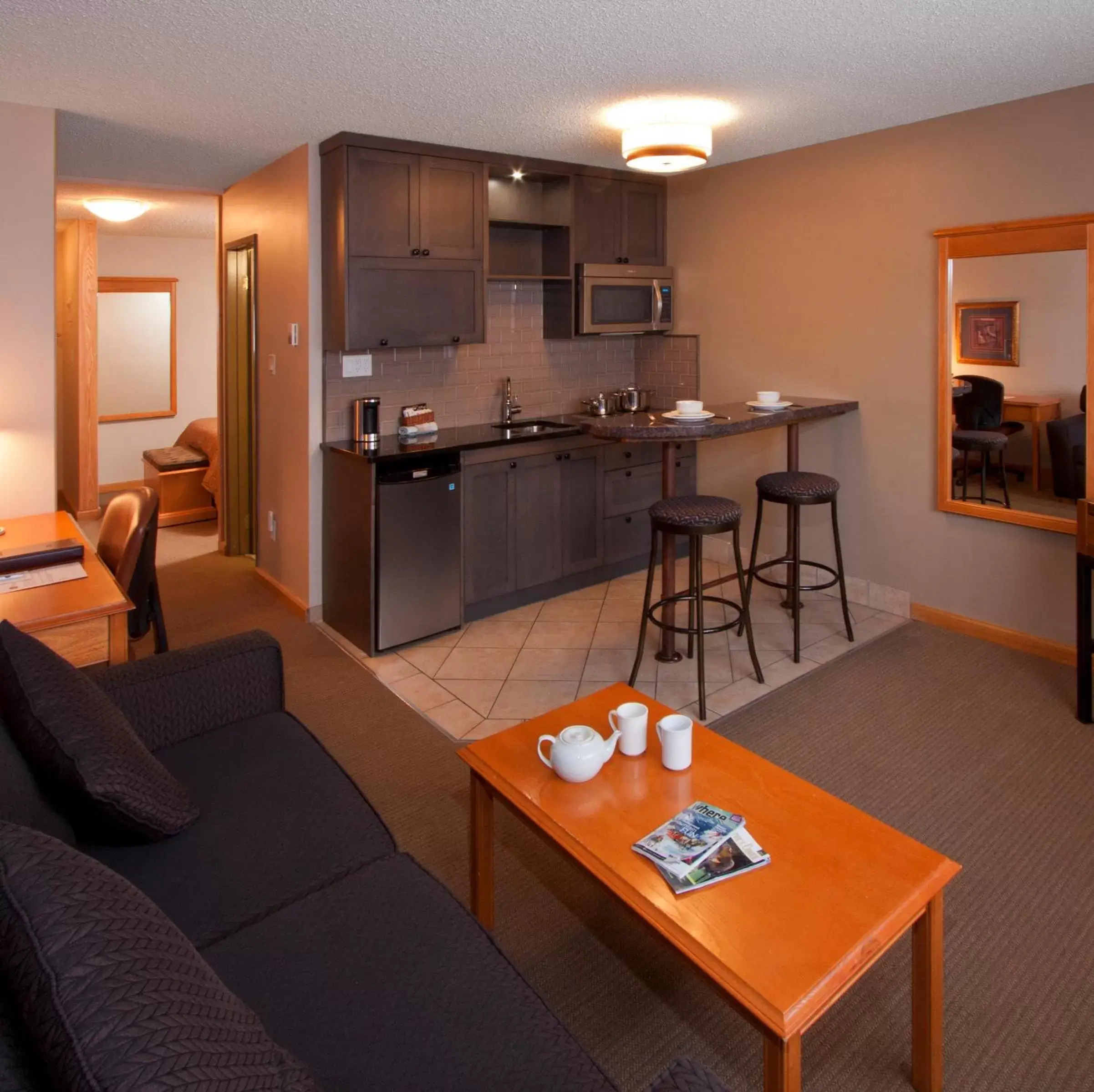 Queen Studio with Kitchenette in Jasper Inn & Suites by INNhotels