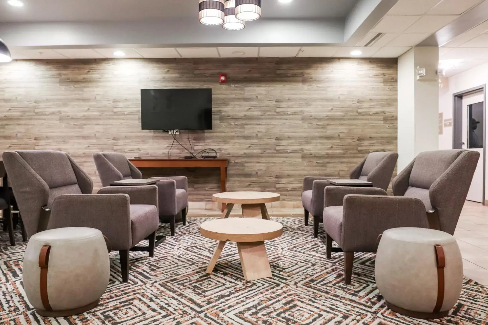 Property building, Lounge/Bar in Candlewood Suites Richmond Airport, an IHG Hotel