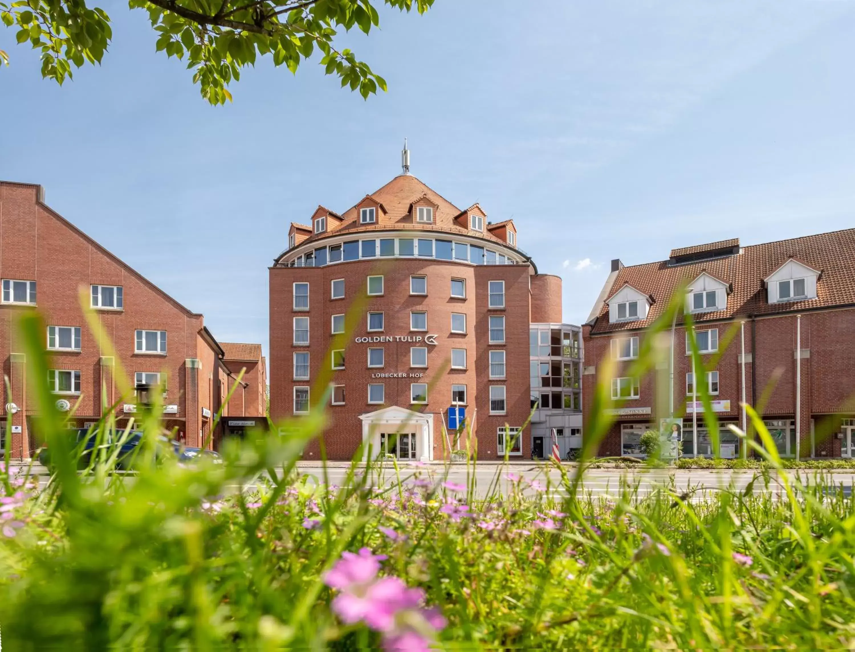 Facade/entrance, Property Building in Golden Tulip Luebecker Hof