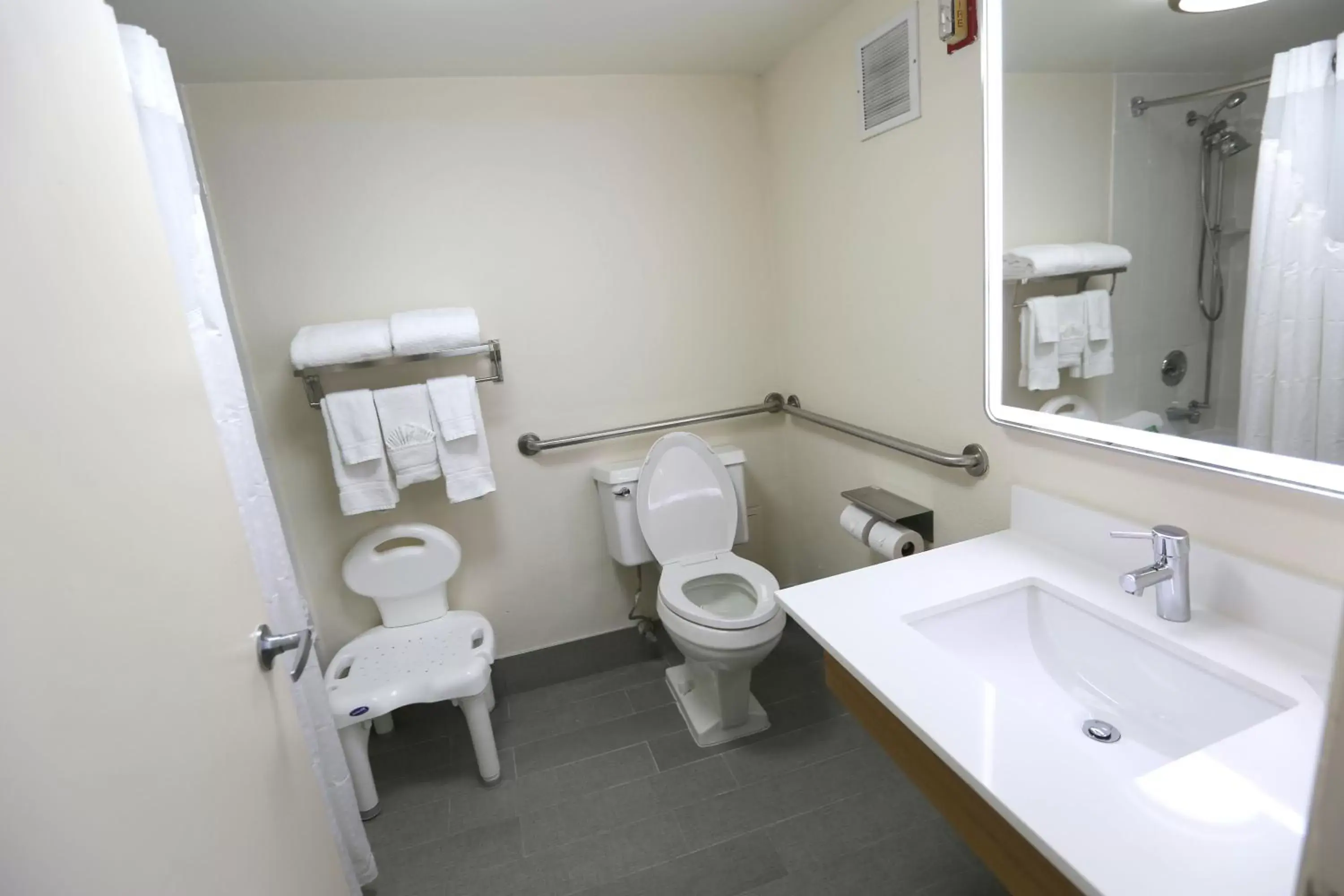 Photo of the whole room, Bathroom in Holiday Inn Chicago North Shore, an IHG Hotel