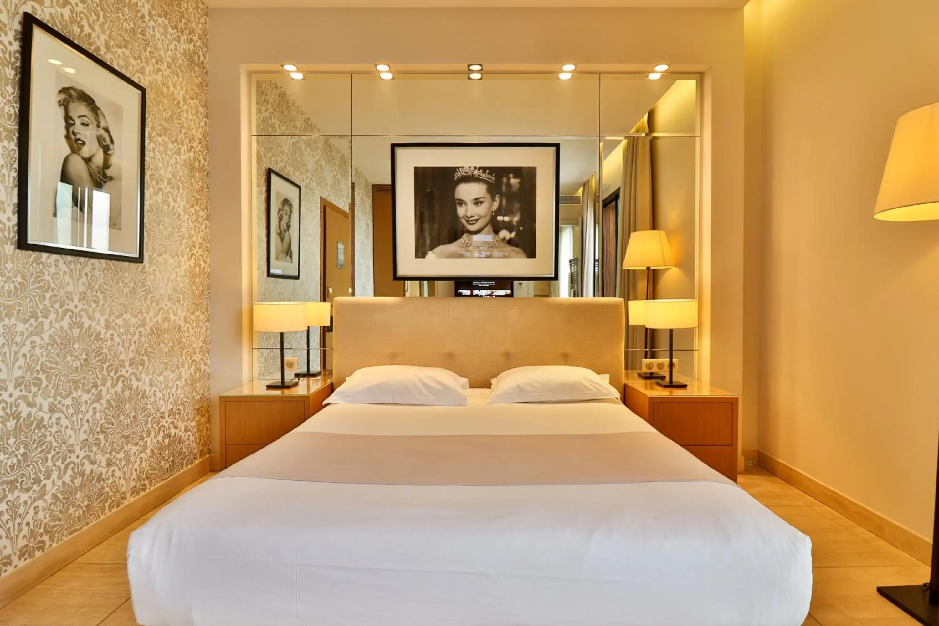Photo of the whole room, Bed in Hostellerie La Farandole