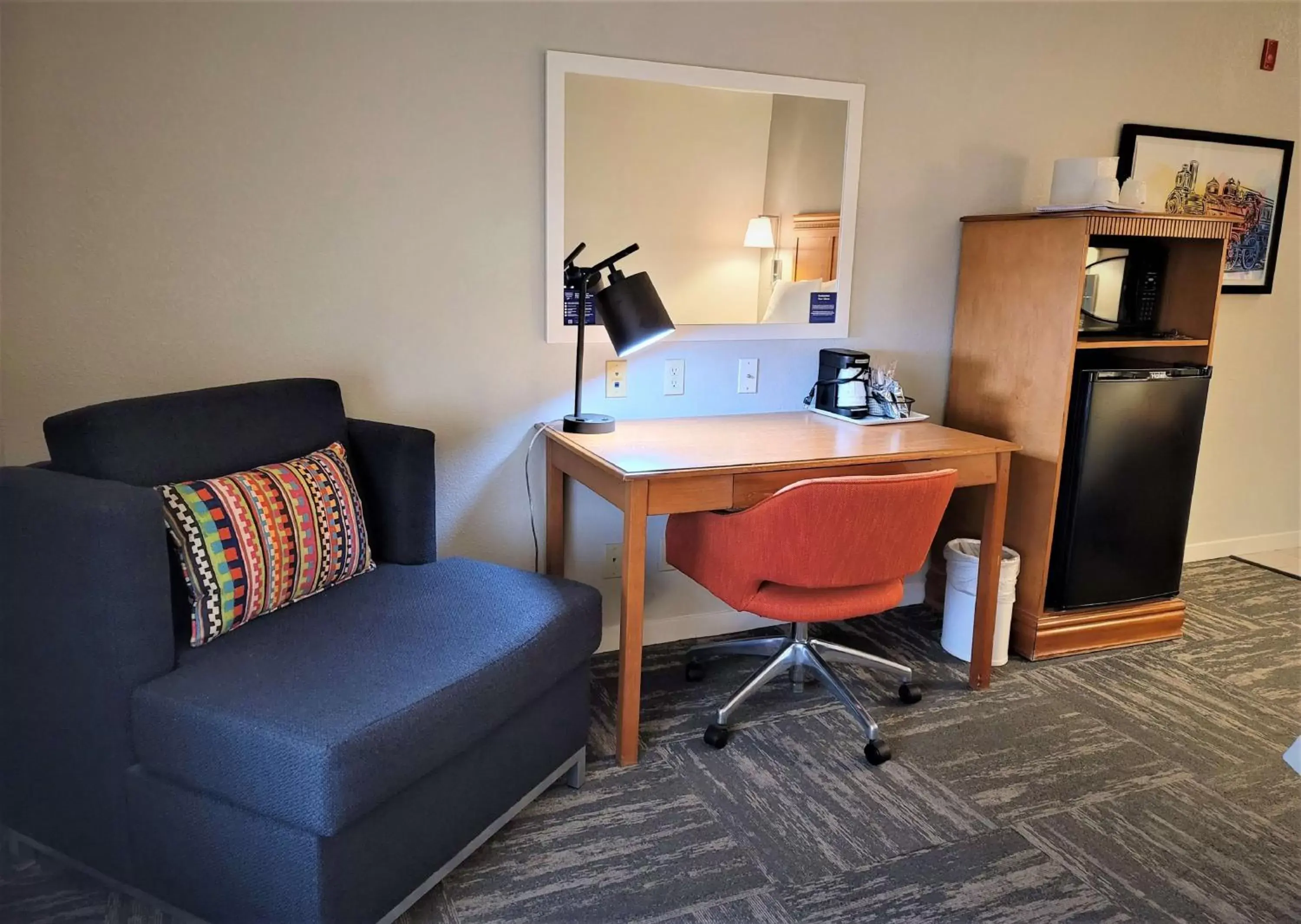 Bedroom, Seating Area in Hampton Inn Hays-North of I-70