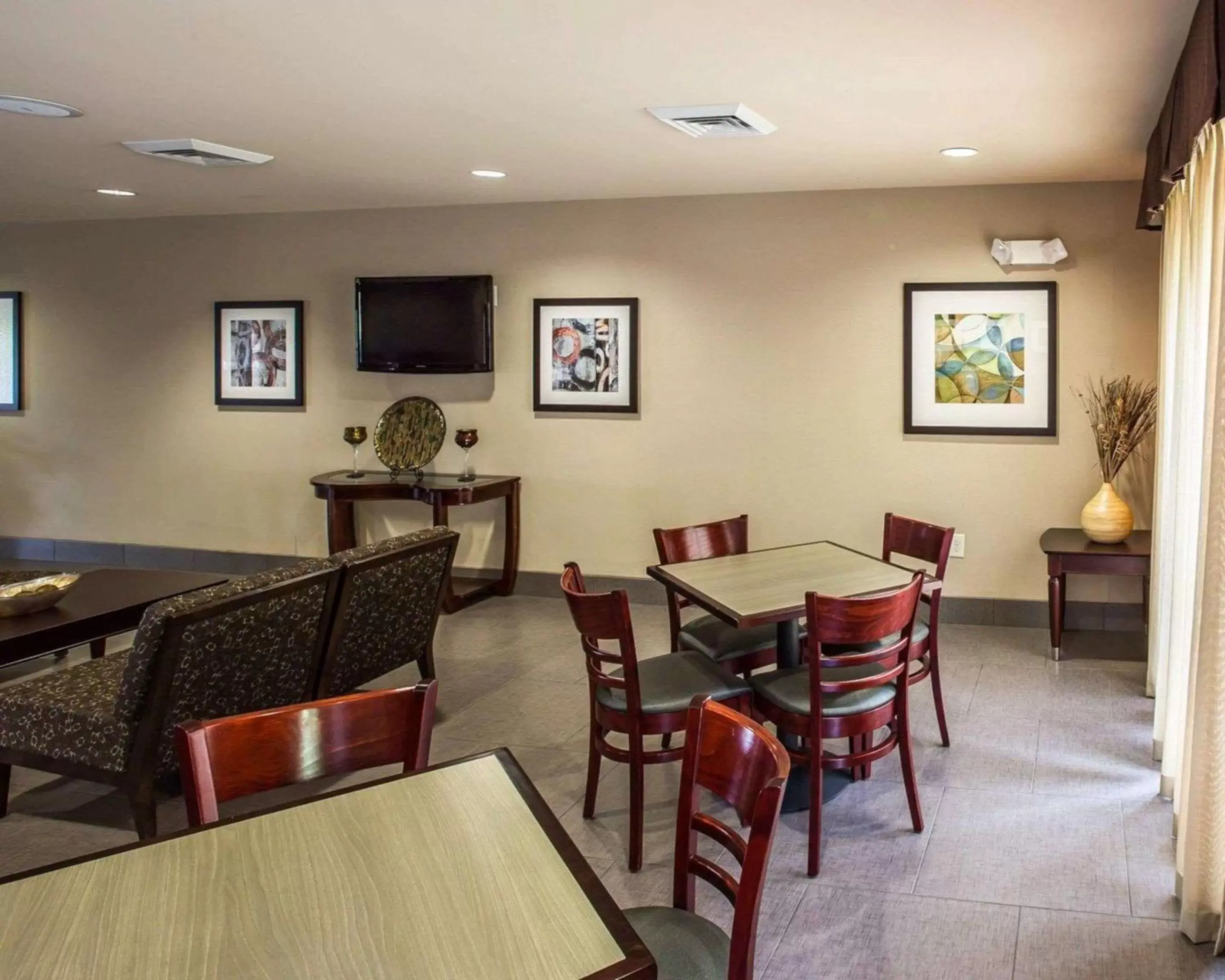 Restaurant/Places to Eat in Comfort Suites Whitsett