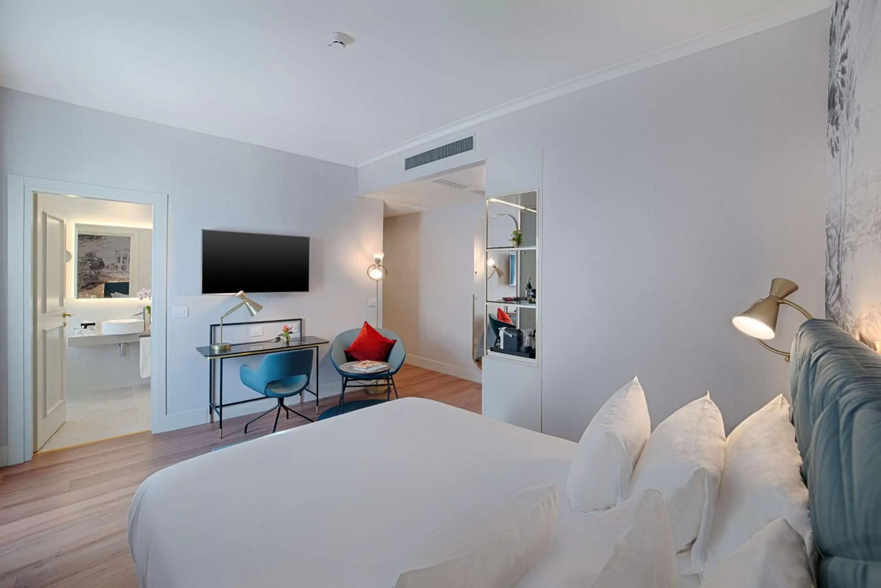 Bedroom, TV/Entertainment Center in NH Collection Roma Fori Imperiali