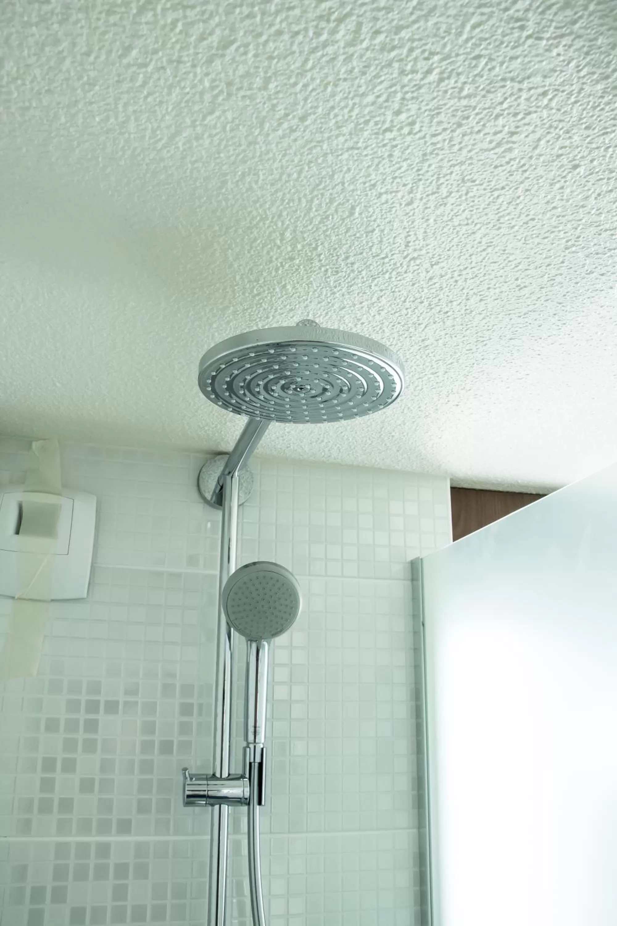 Shower in Campanile Nantes Saint-Sébastien-Sur-Loire