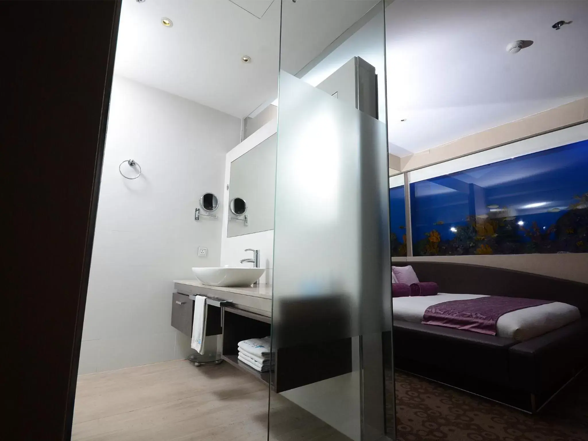 Bathroom, Bed in Hotel H2o