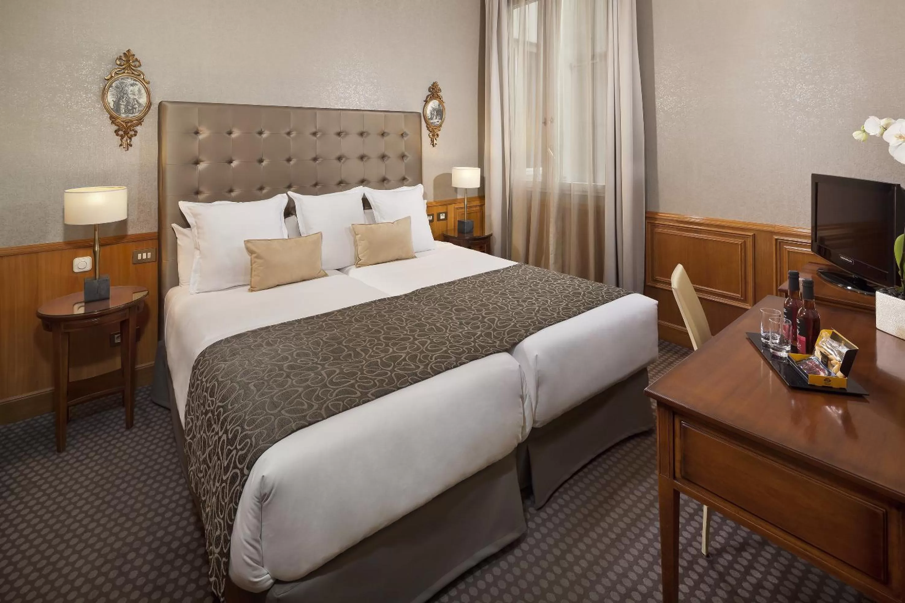 Photo of the whole room, Bed in Meliá Paris Vendôme