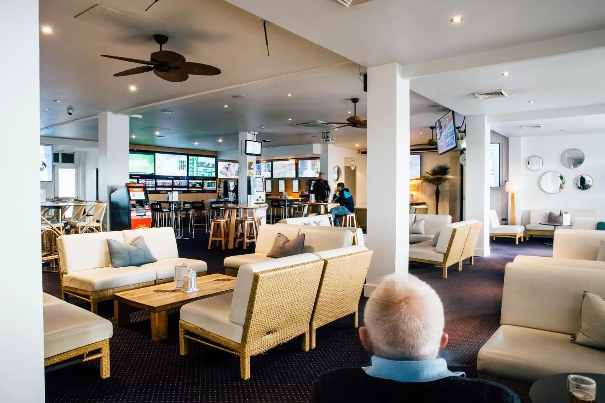 Lounge or bar in Crossroads Hotel