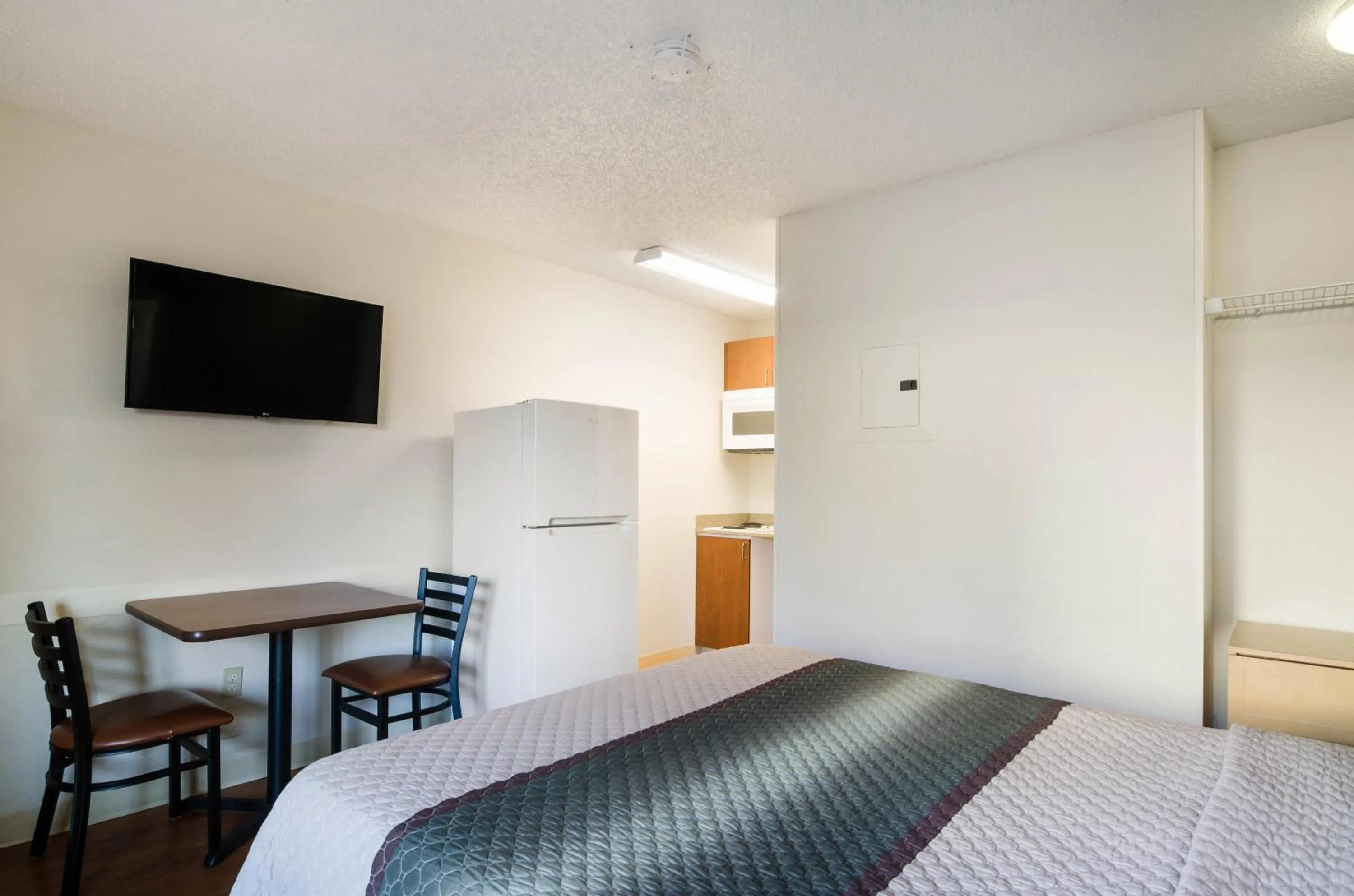 Photo of the whole room, Bed in HomeTowne Studios by Red Roof Denver - Thornton