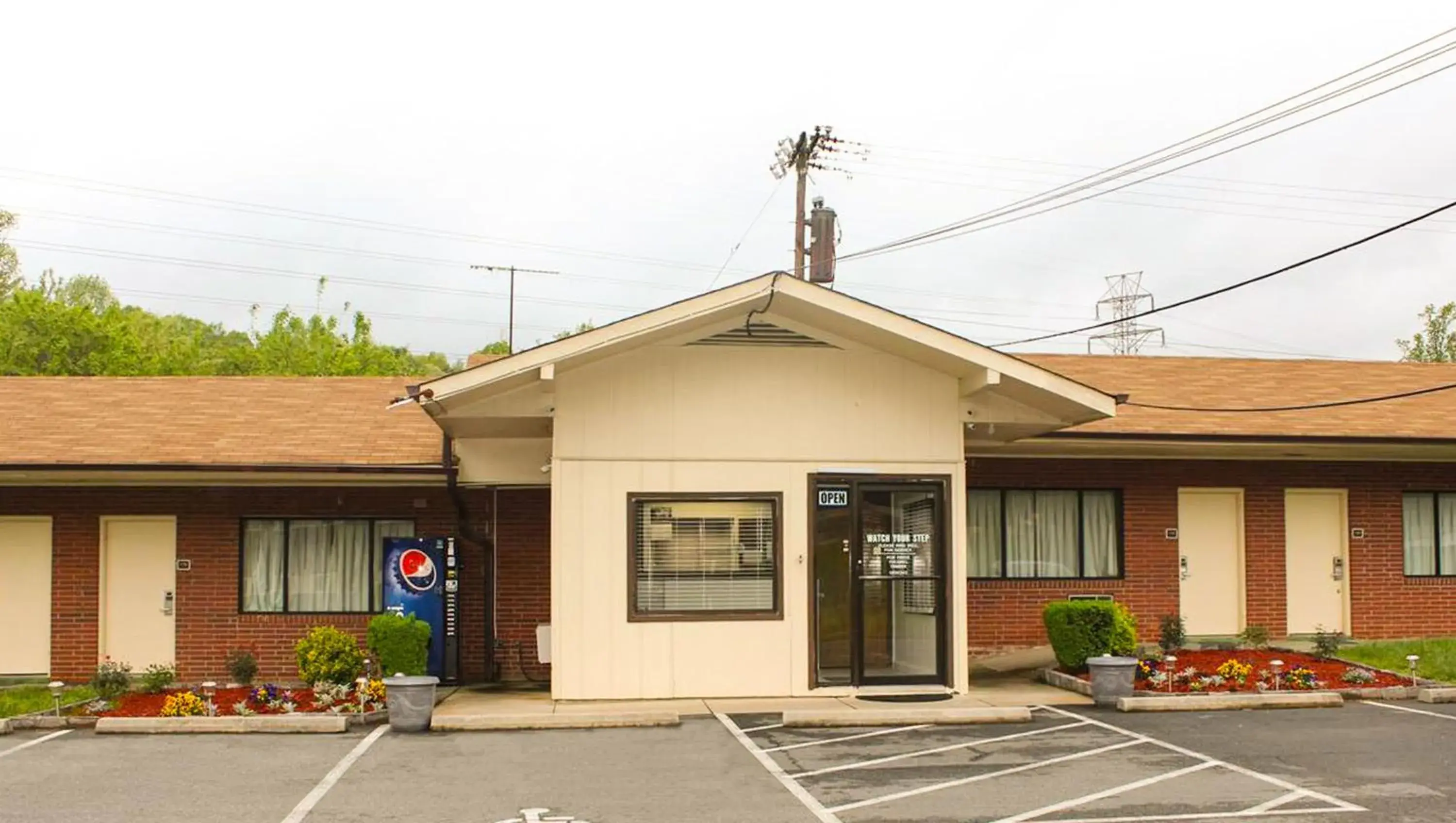 Facade/entrance, Property Building in Green Valley Motel Winston Salem