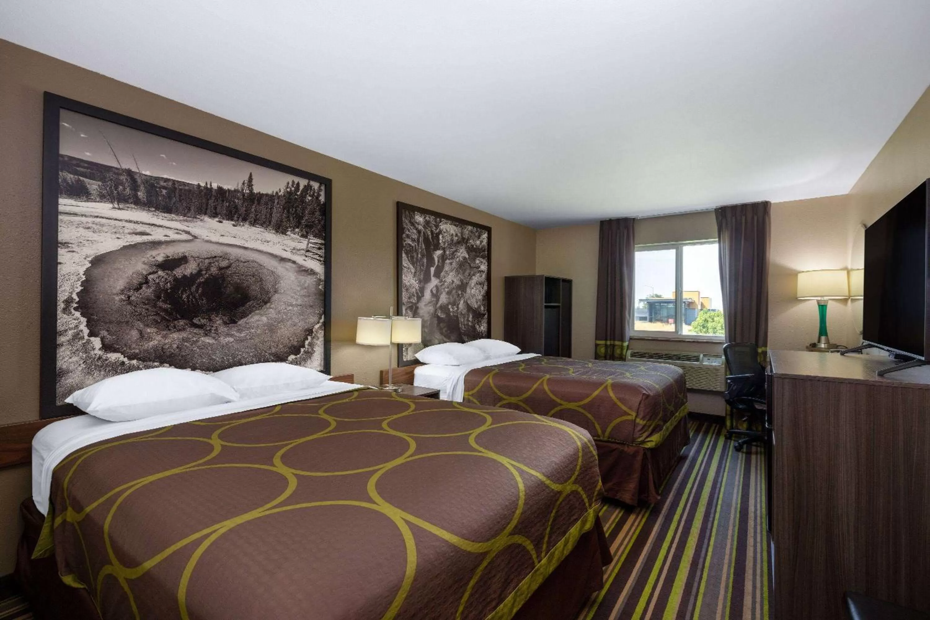 Photo of the whole room, Bed in Super 8 by Wyndham Belgrade/Bozeman Airport
